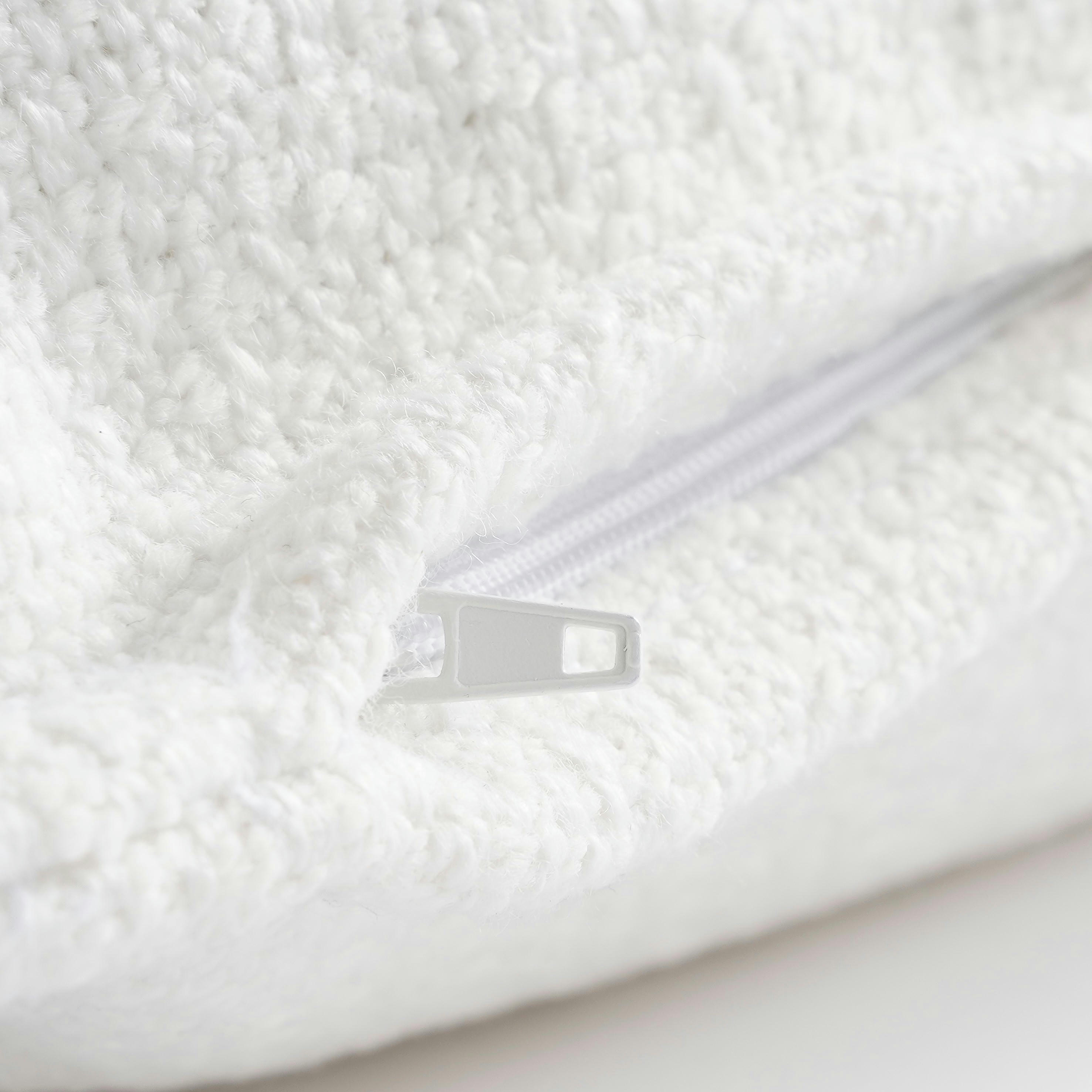 NATALIE - Coussin en polyester recyclé blanc cassé 45x45