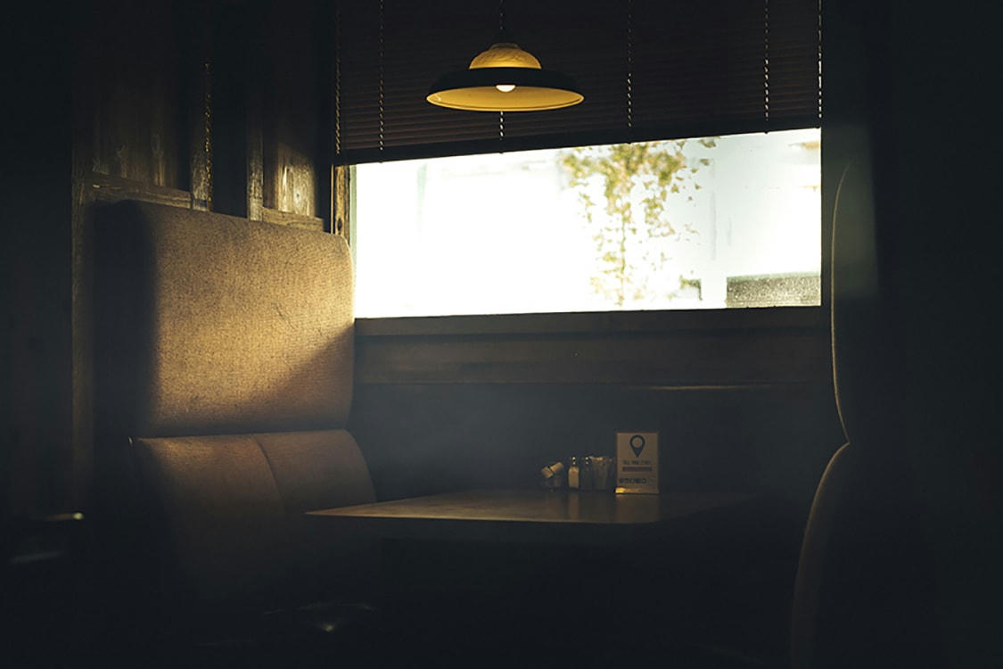 HAVE A SEAT - Photographie d'art de Romain Farge 40x60 cm sur alu