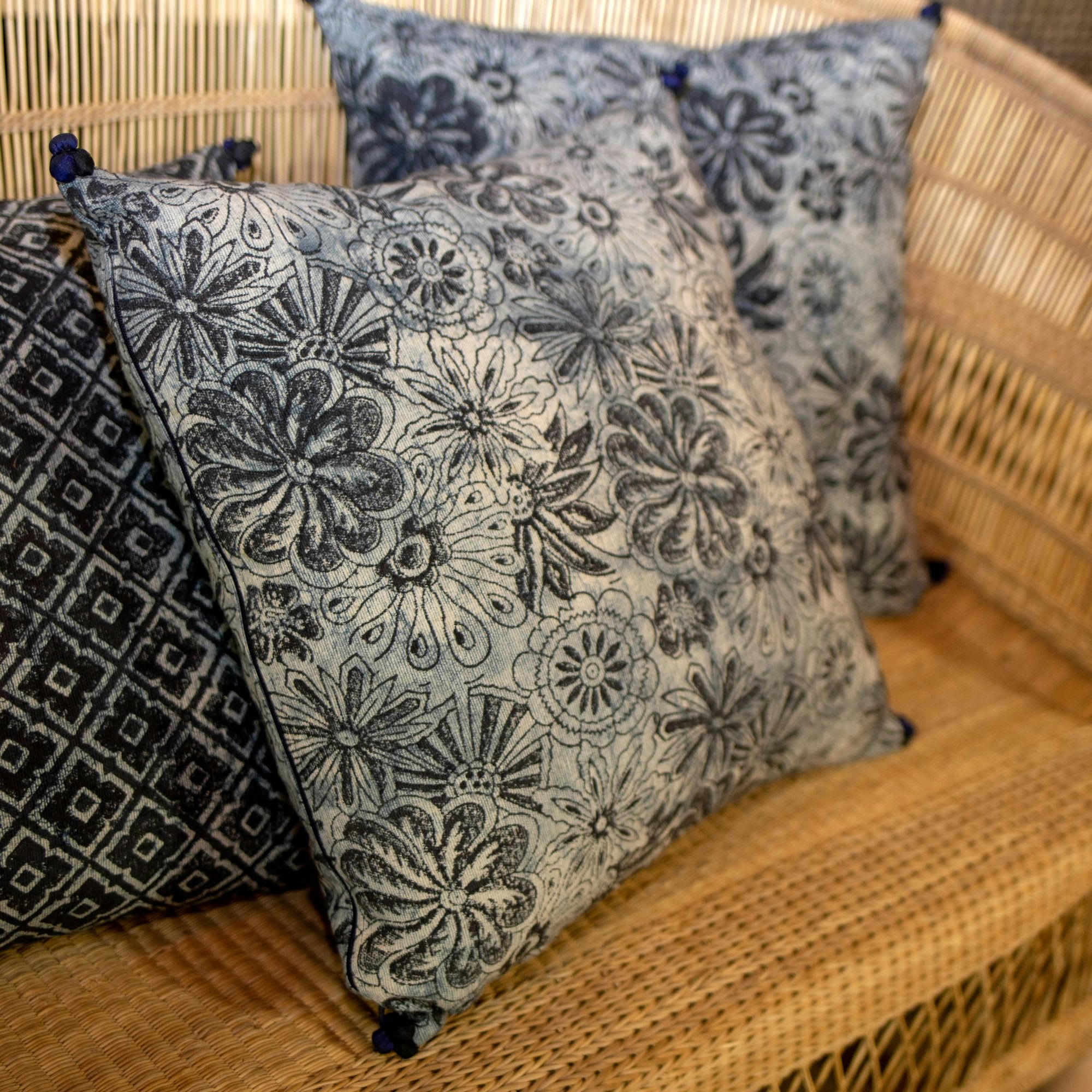 MELTING - Coussin en coton bleu et noir avec pompons 45cm