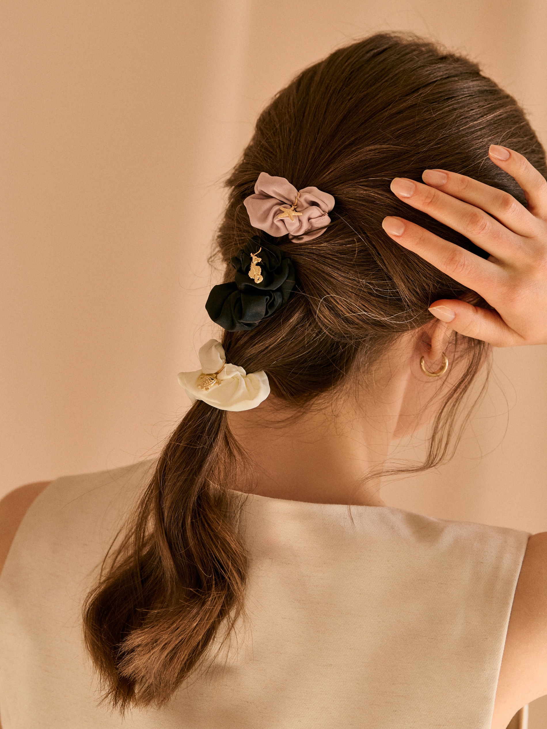 Zestaw gumek do włosów scrunchie z zawieszkami 3 pack