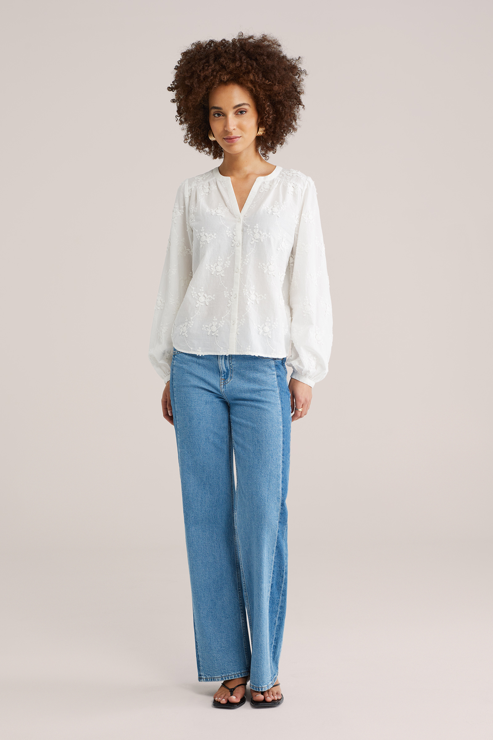 Dames blouse met embroideries