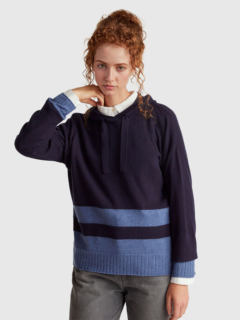 Dark blue sweater in cashmere blend with hood