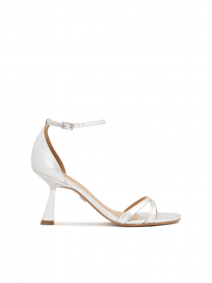 Timeless silver sandals with duck heel