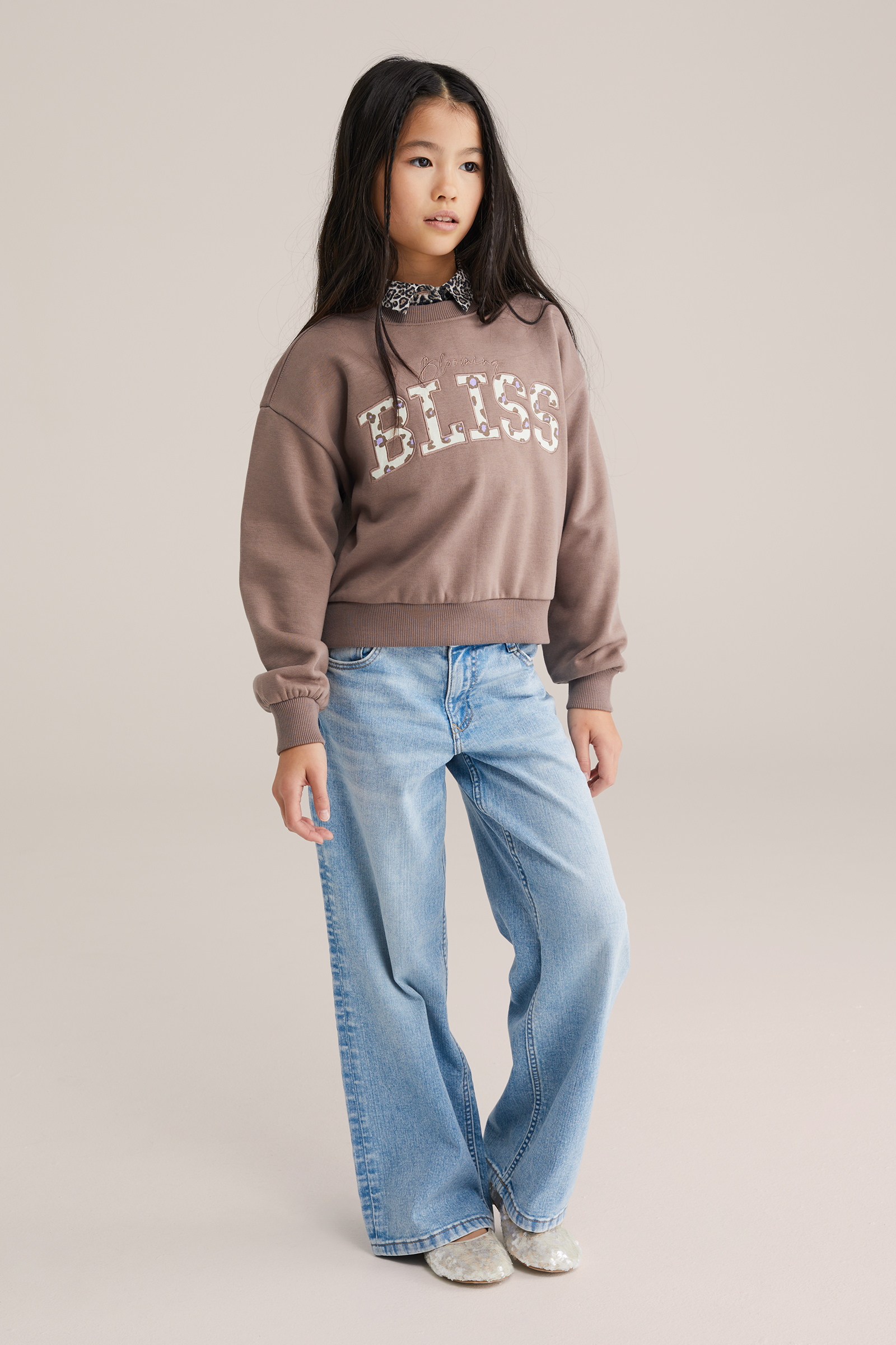 Meisjes oversized sweater met print en embroideries