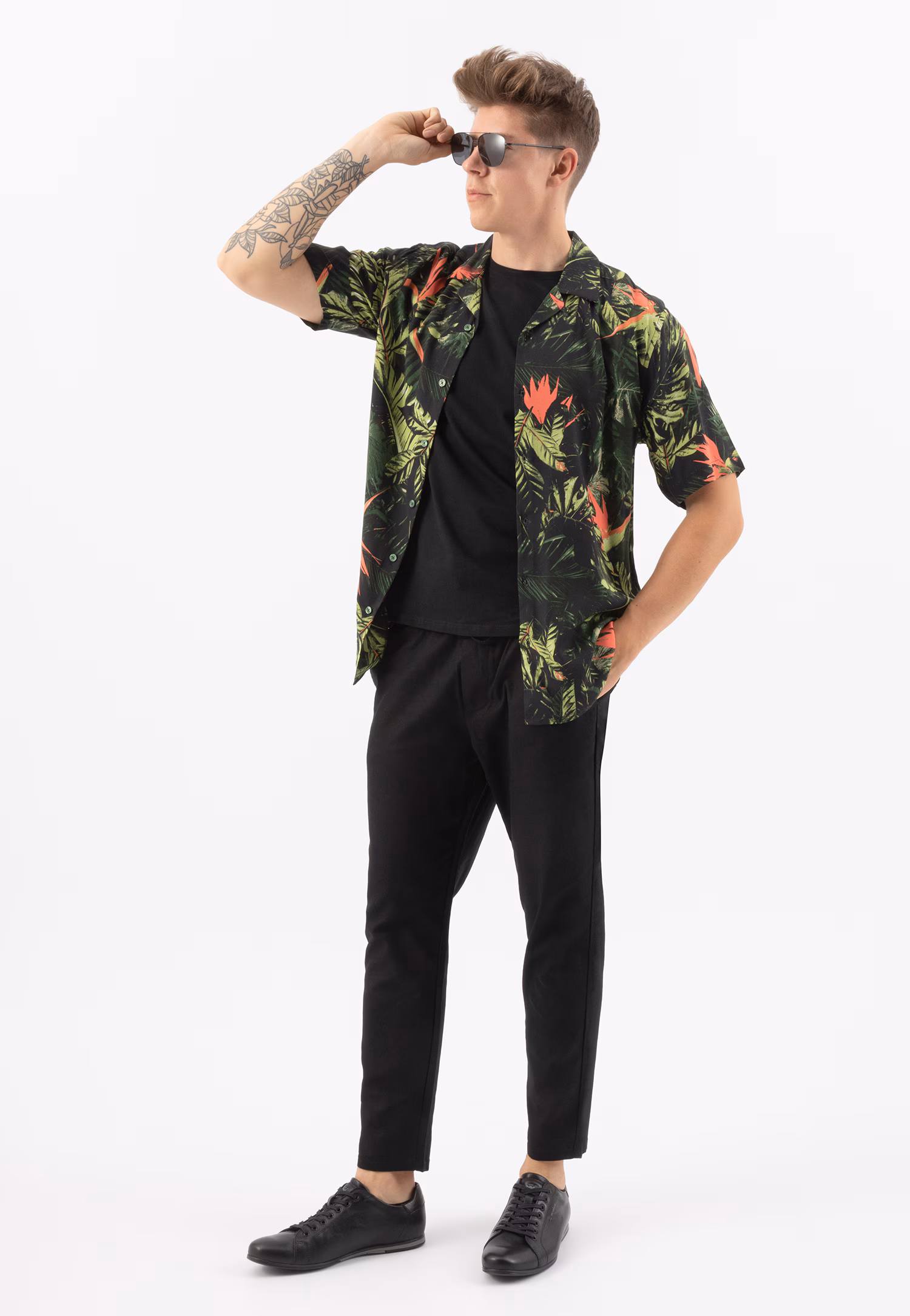 Czarne minimalistyczne sneakersy męskie w klasycznym stylu