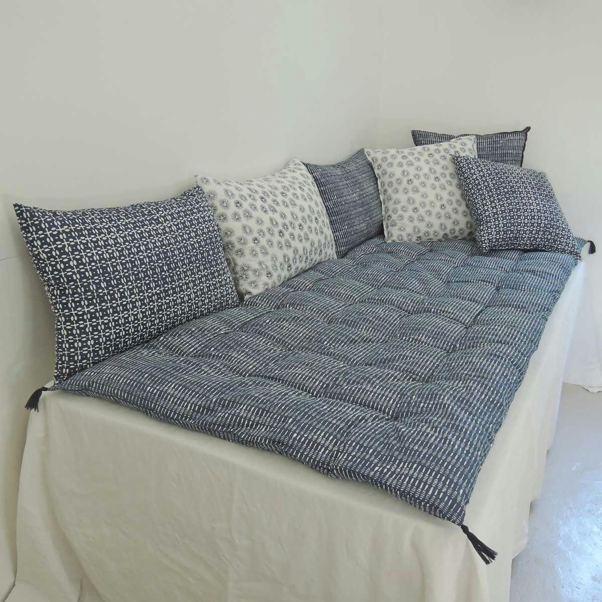TESSA - Edredon sur-matelas en coton block print imprimé blanc sur fond bleu