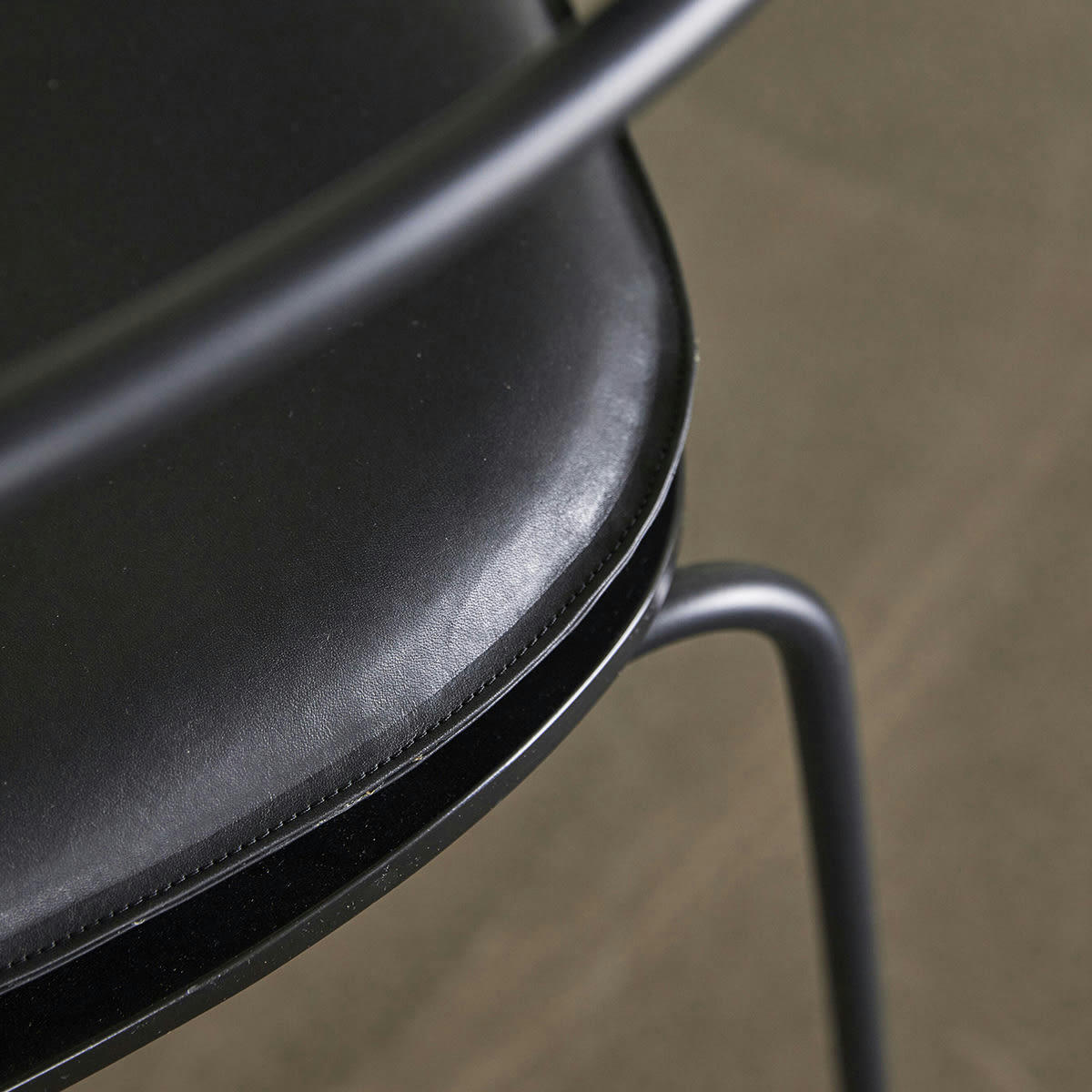 ARCH - Couisson de chaisse en cuir noir 44x44xh5cm