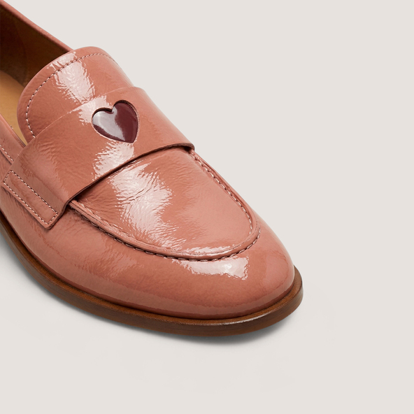 Mocassins à bouts ronds et c?ursen vernis plissé vieux rose | DONJUAN
