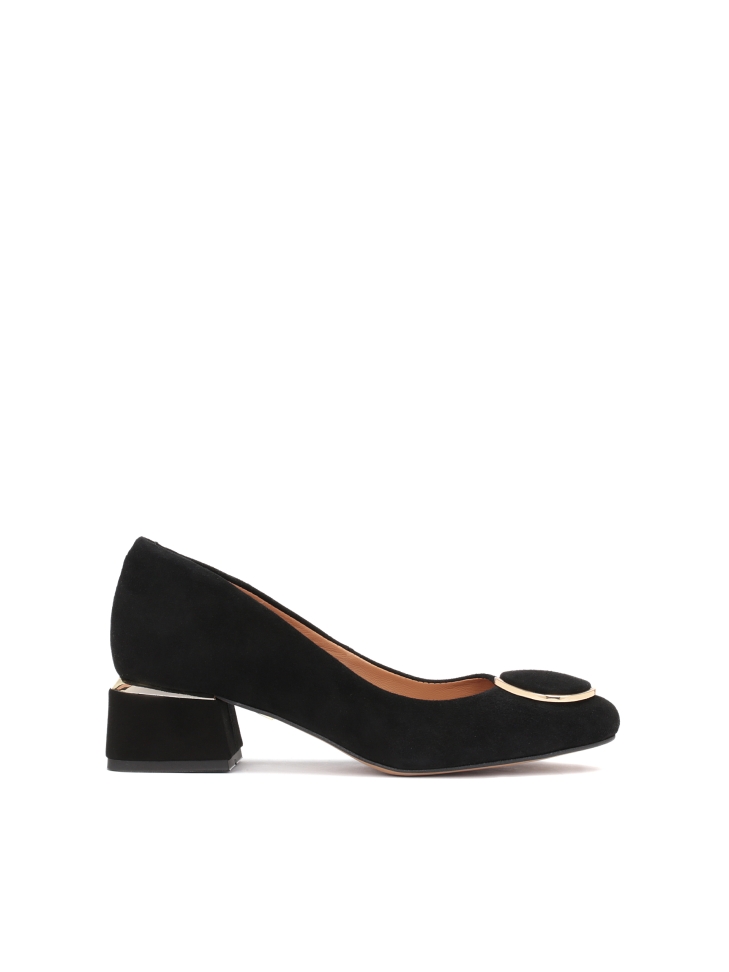 Black suede pumps with a fashionable heel and a round pin on the front