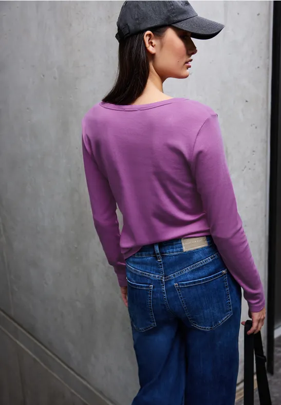 Rippshirt mit Knopfdetail