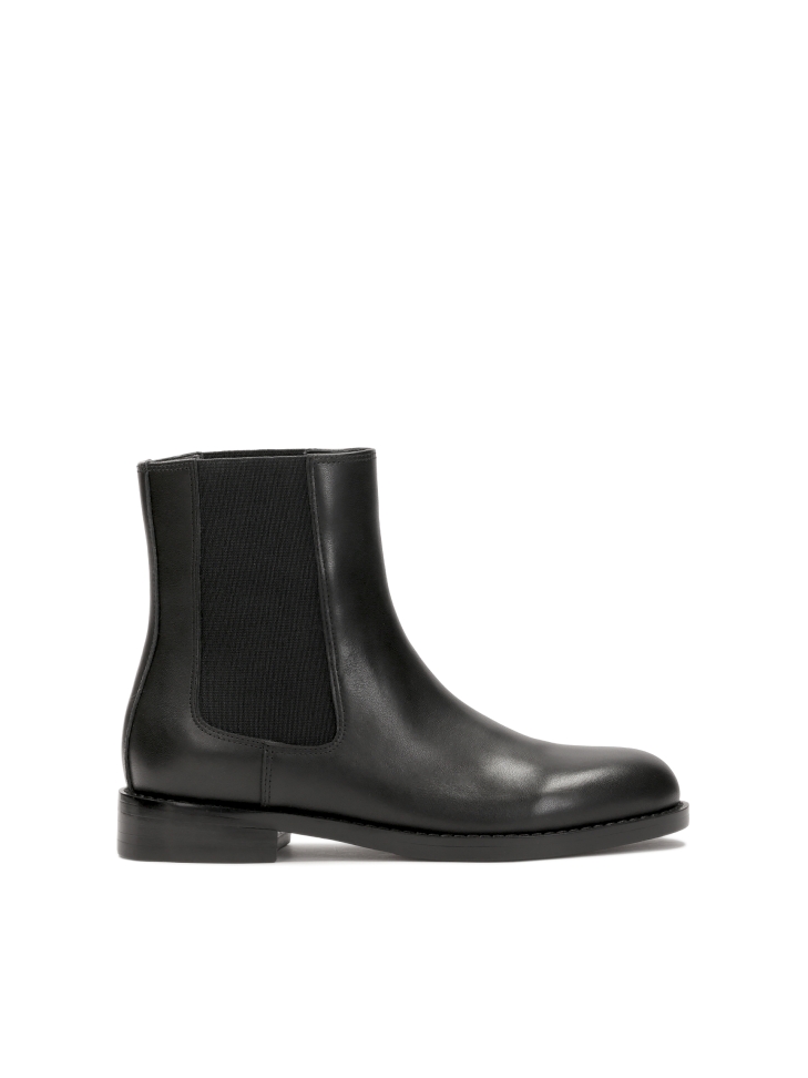 Slip-on boots on a flat sole