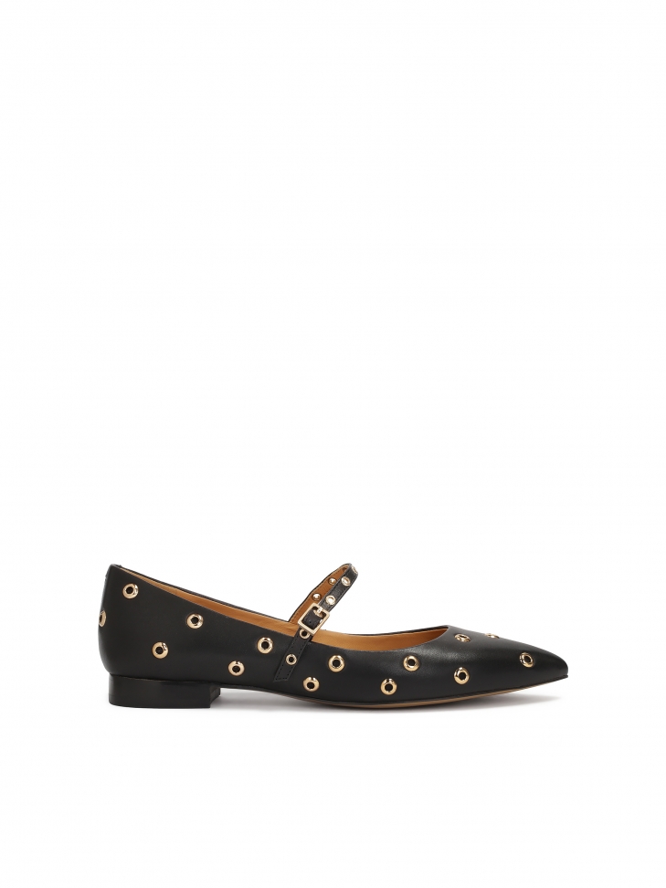 Flat pumps with strap and metal eyelets