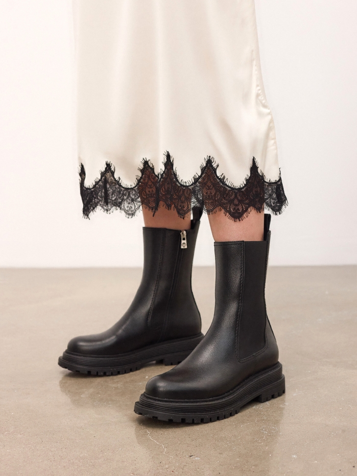 Leather boots with zipper and elastic band