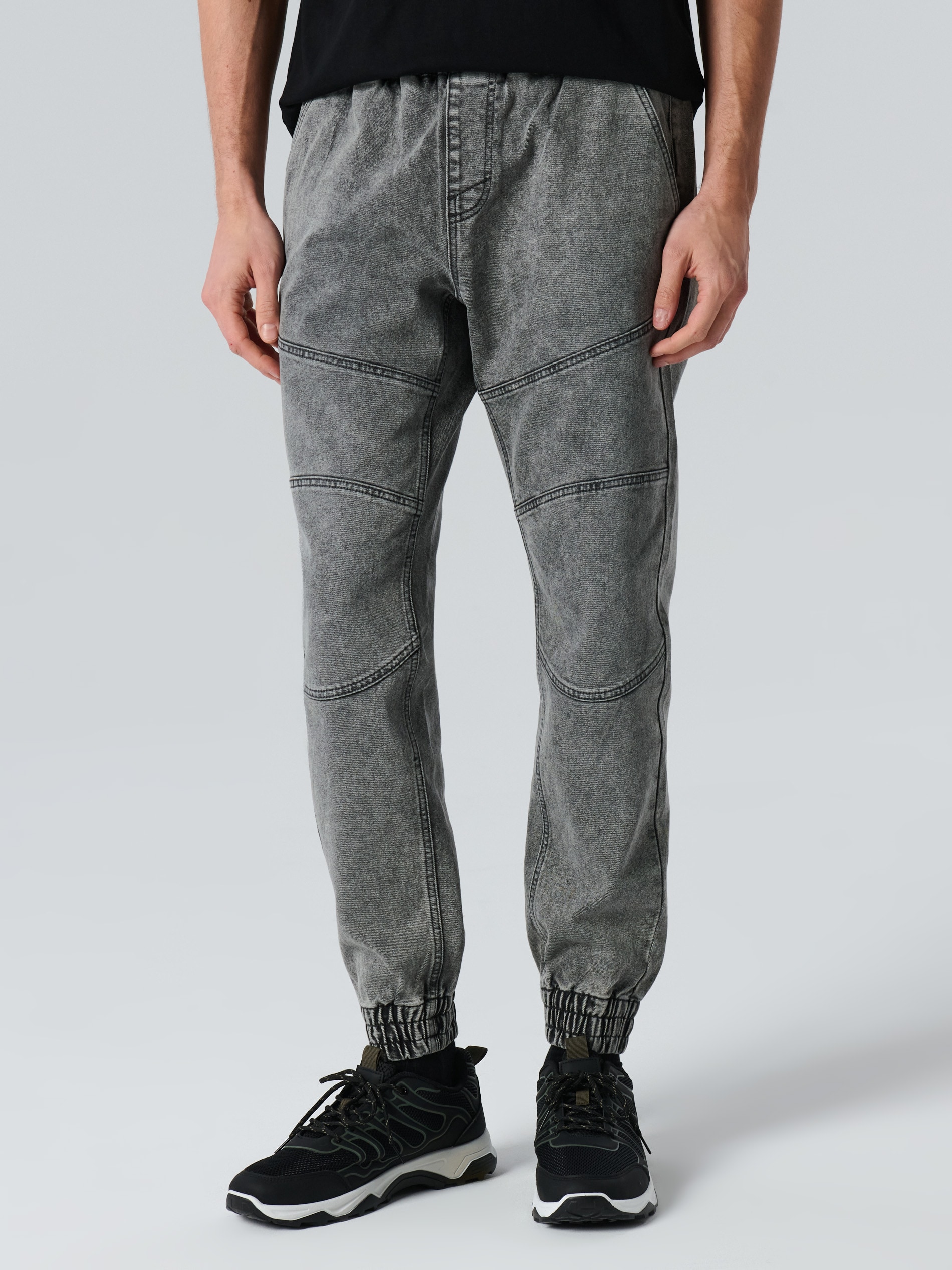 Jeansy jogger z efektem sprania