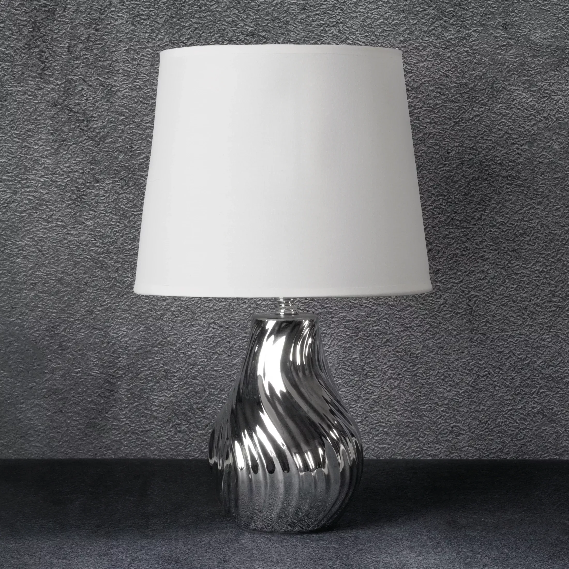 Lampka ceramiczna biało-srebrnazdobiona wytłaczanym wzorem średnica 25x40 cm REINA