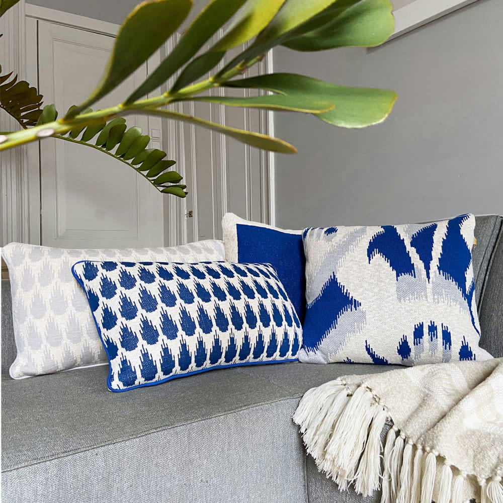 IKAT - Coussin ikat tricoté bleu 50x50