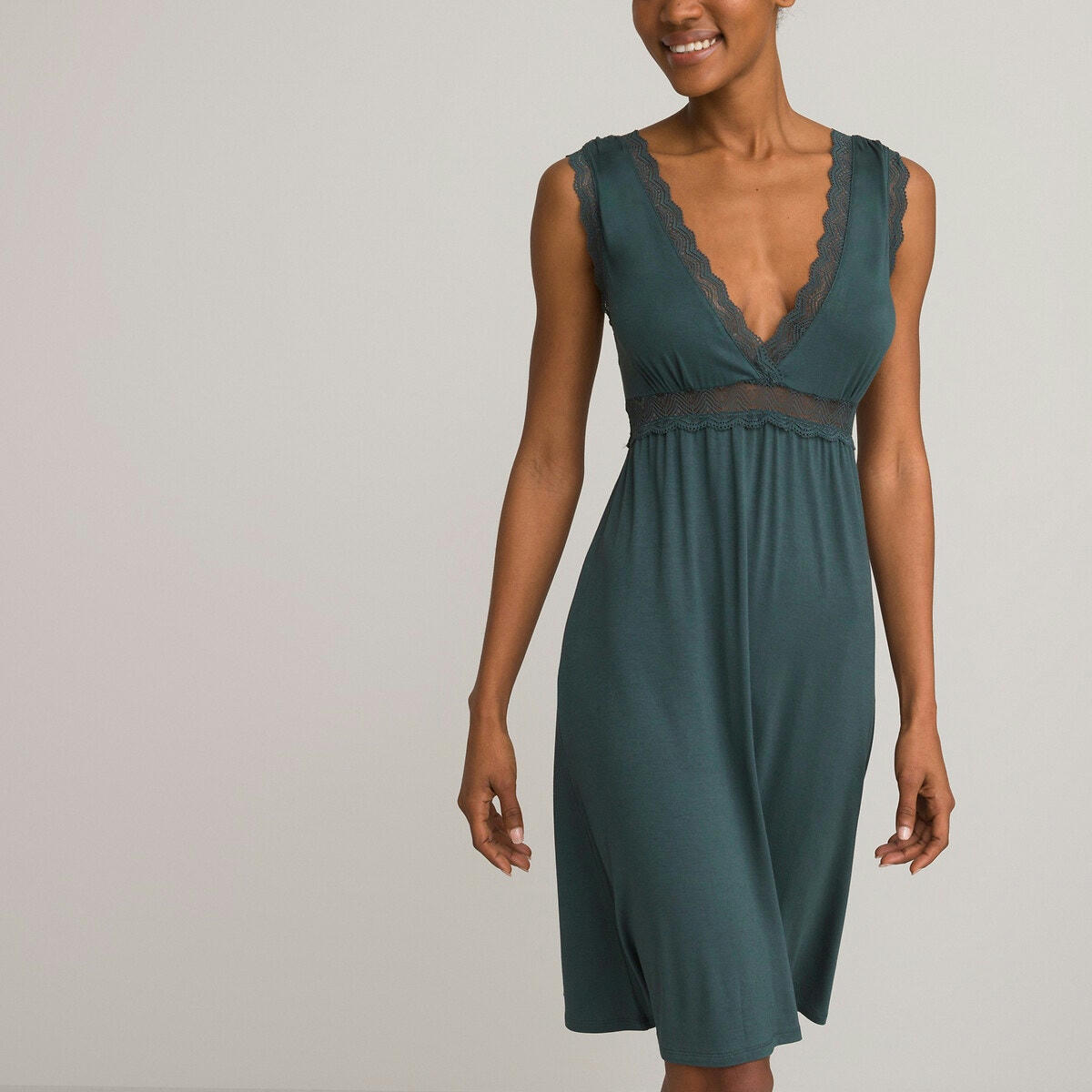 Chemise de nuit sans manches, détails dentelle