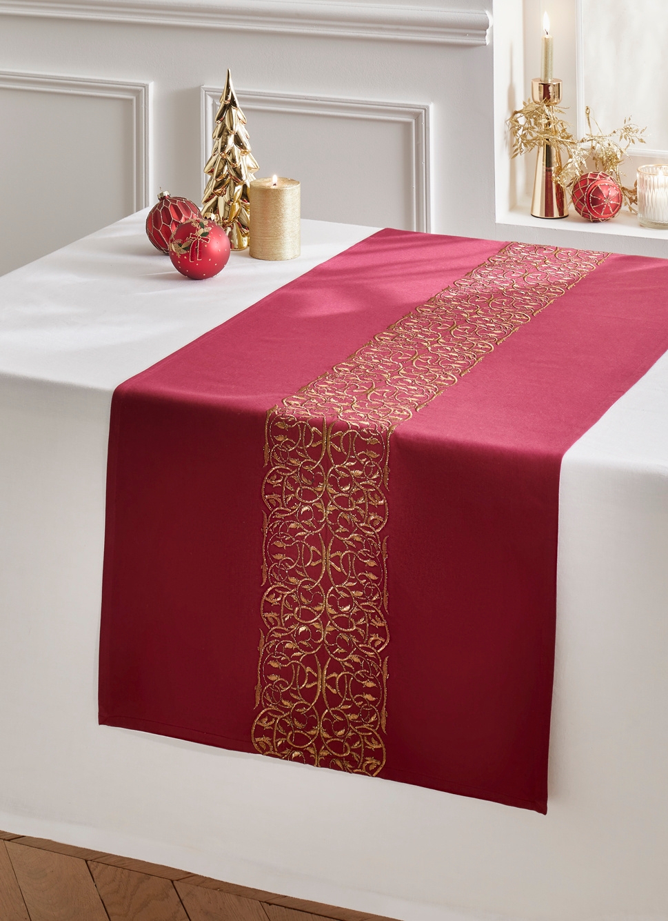 CHEMIN DE TABLE EN SATIN AVEC BRODERIE DORÉE ROUGE BORDEAUX