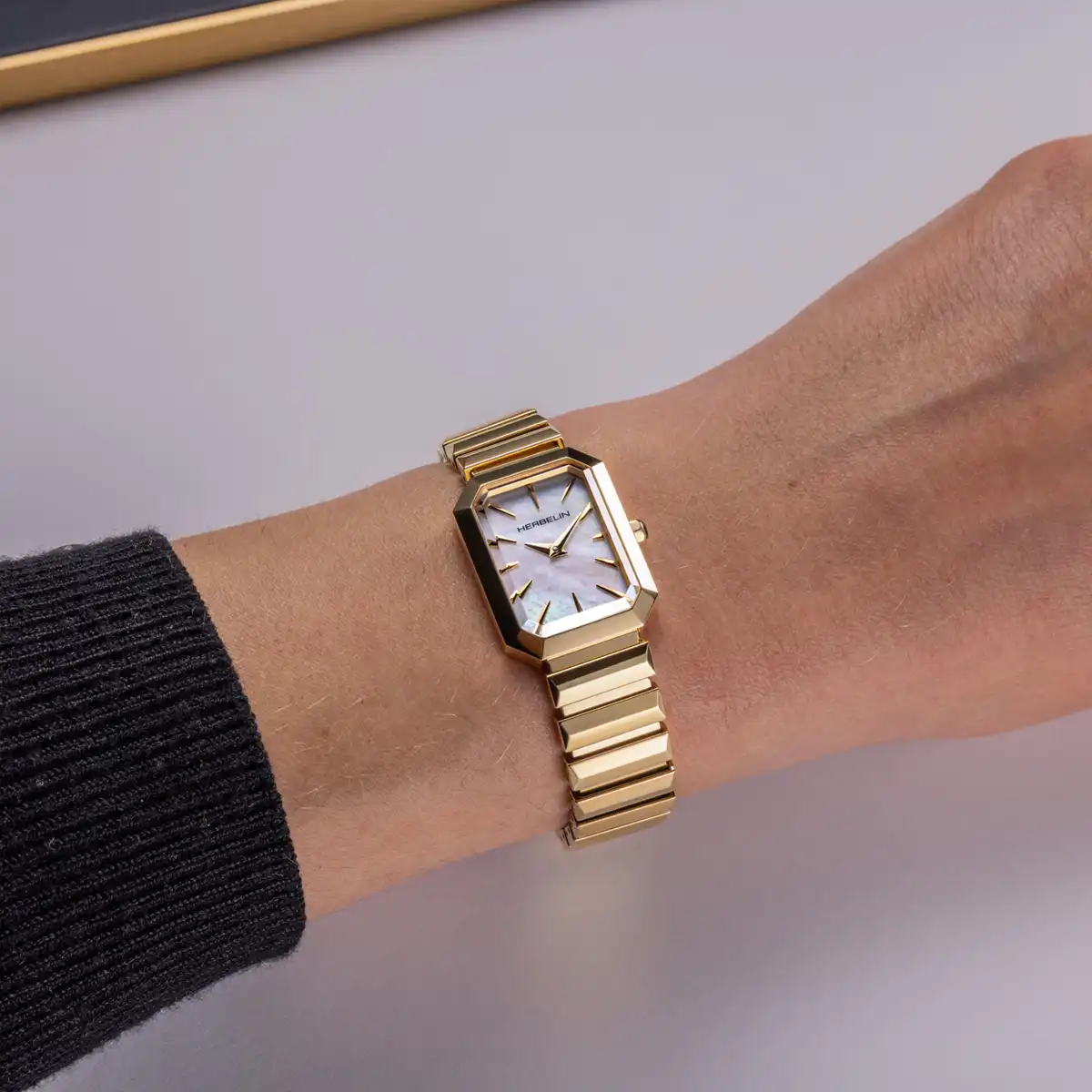 OCTOGÔNE – QUARTZ – NACRE BLANCHE & PVD OR JAUNE