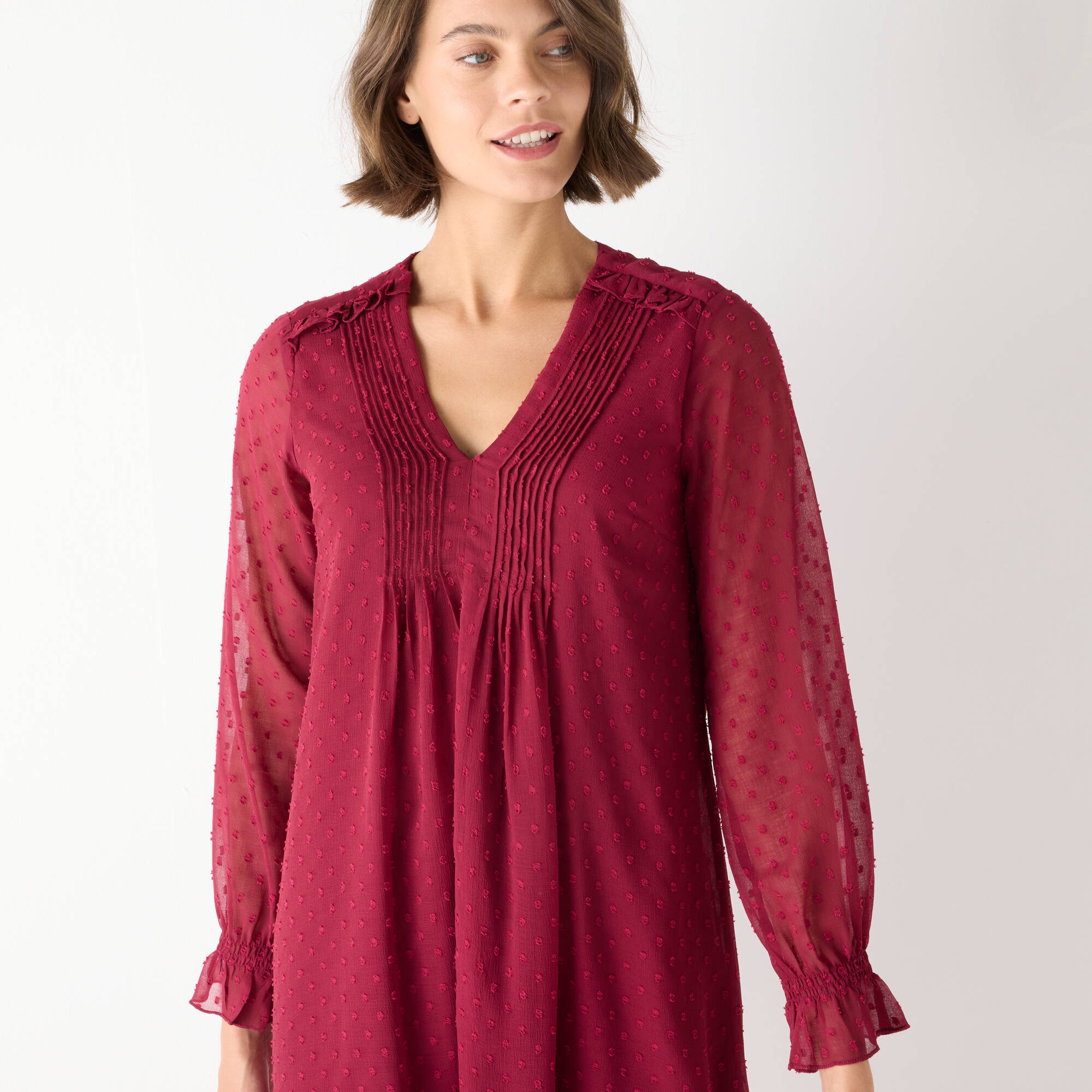 Robe unie à plis, voile plumetis