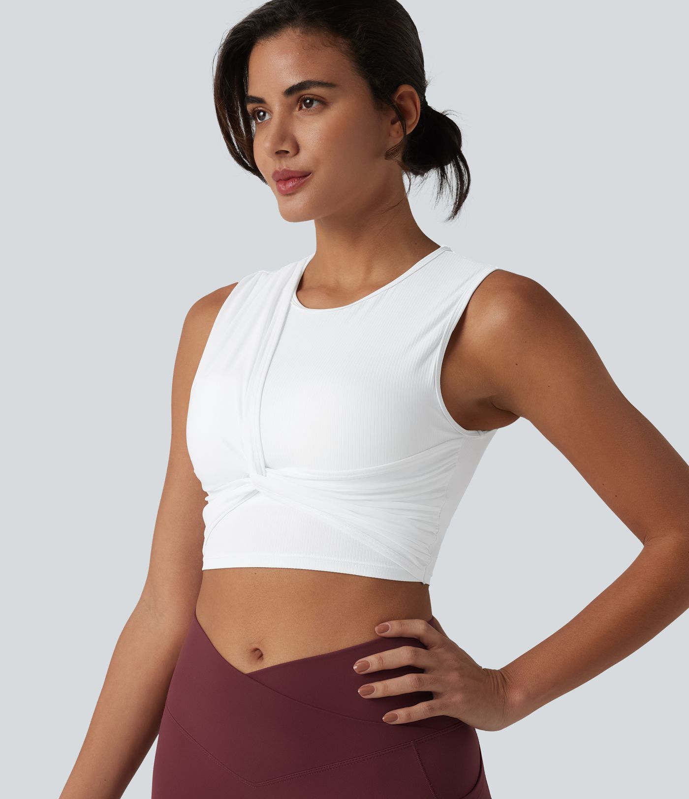 Brassière de sport courte en maille côtelée effet frais InstantCool anti-odeurs avec détail torsadé, superposition en mesh et brassière intégrée, protection solaire UPF40