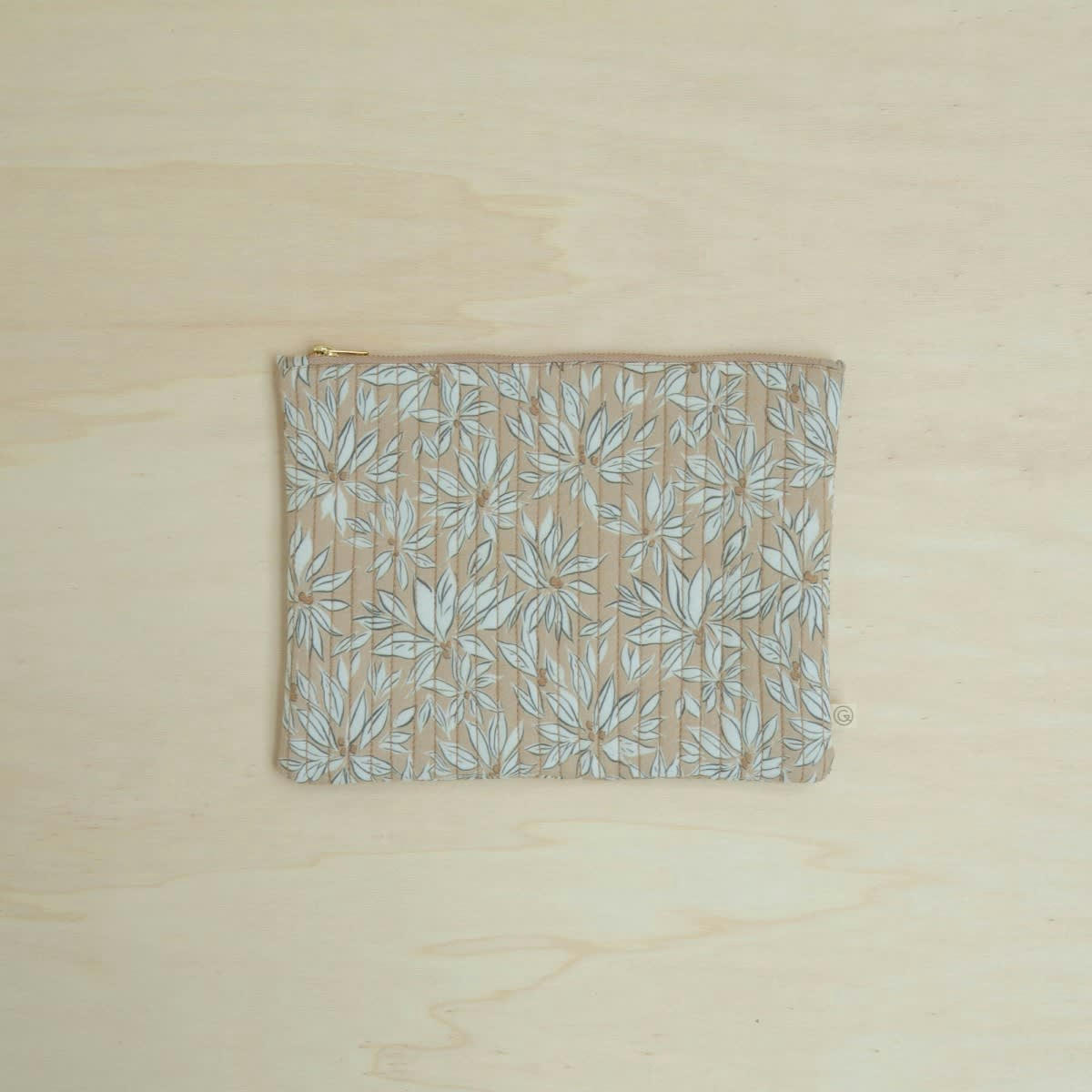 LA CABANE - Pochette en coton imprimé feuille beige