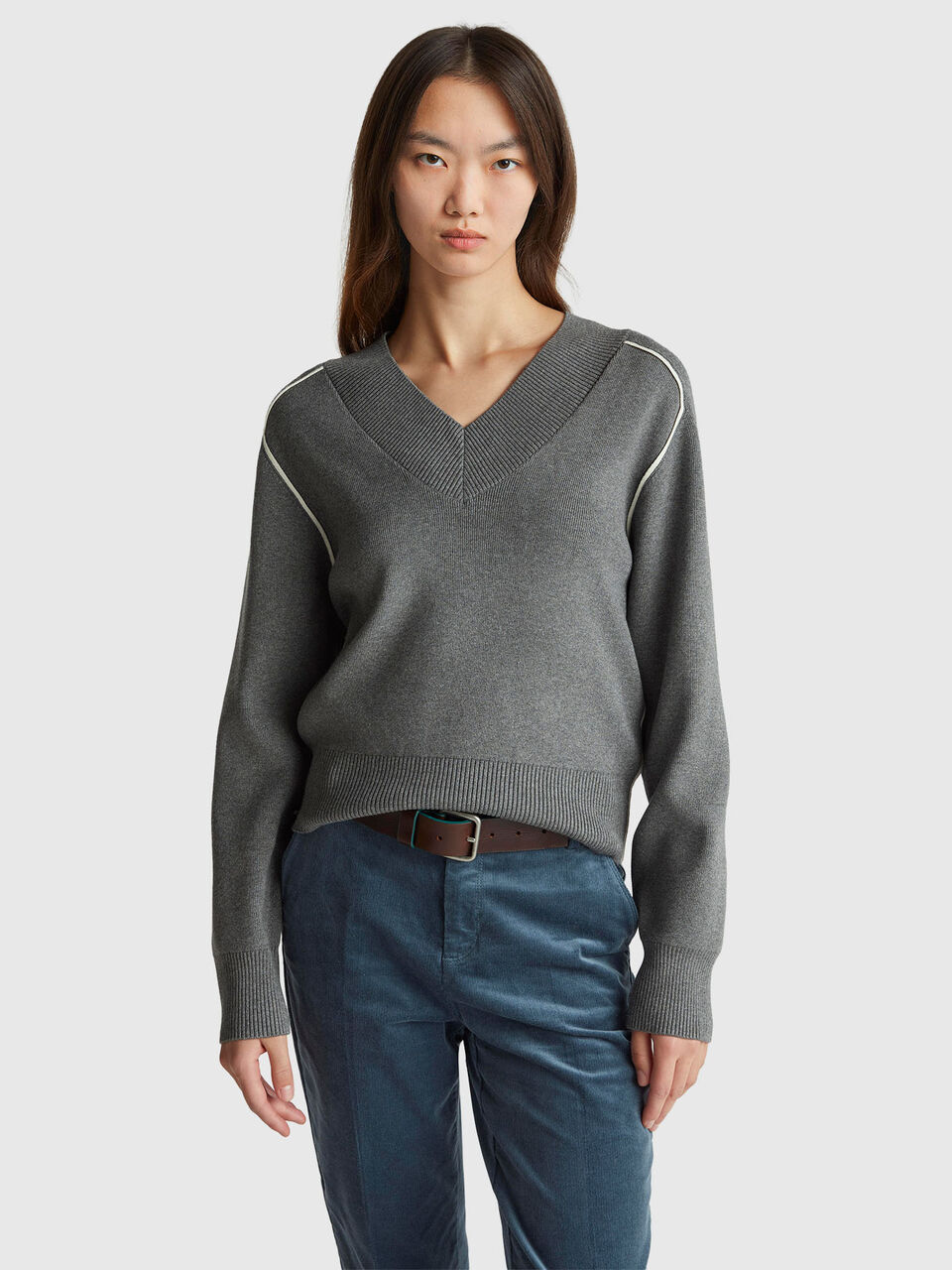 Boxy fit sweater with V-neck