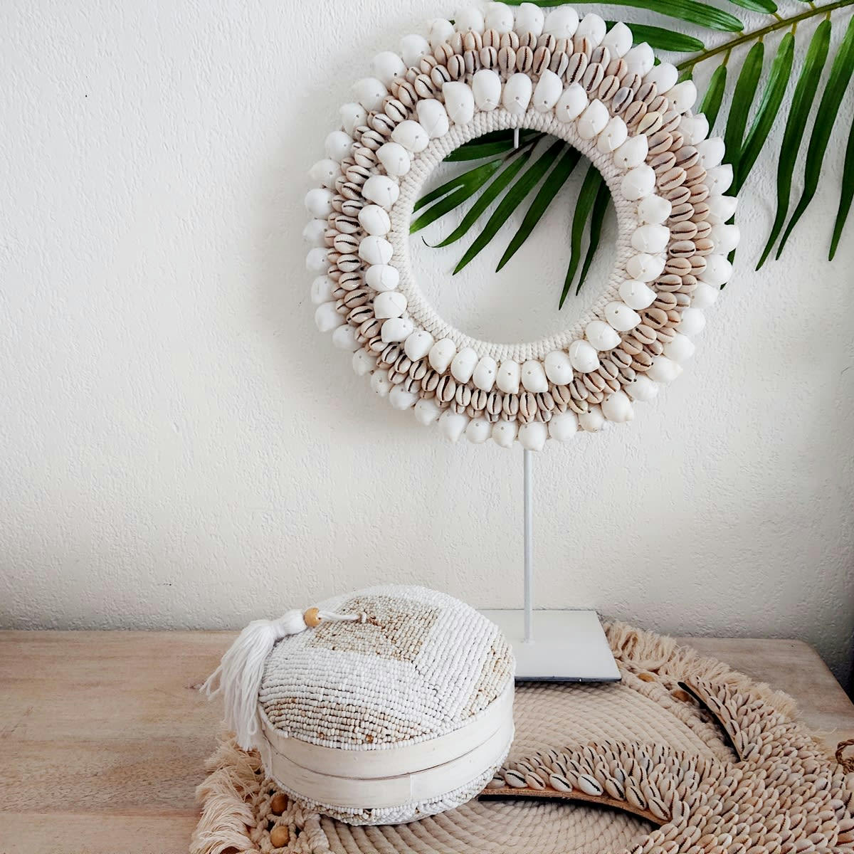 AZORA - Collier en coquillages, beige/blanc D22xH35 cm