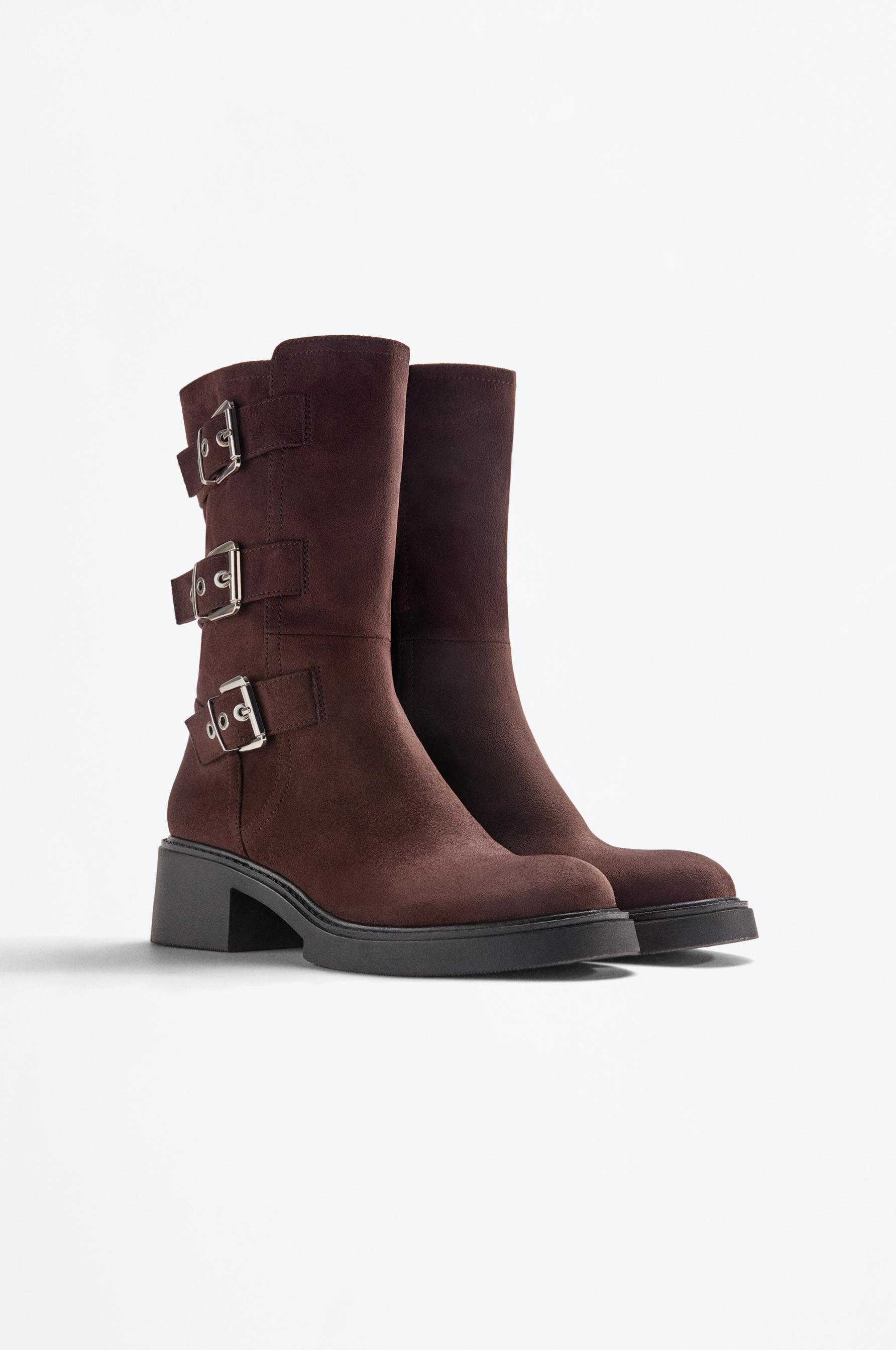 Bota plana hebillas