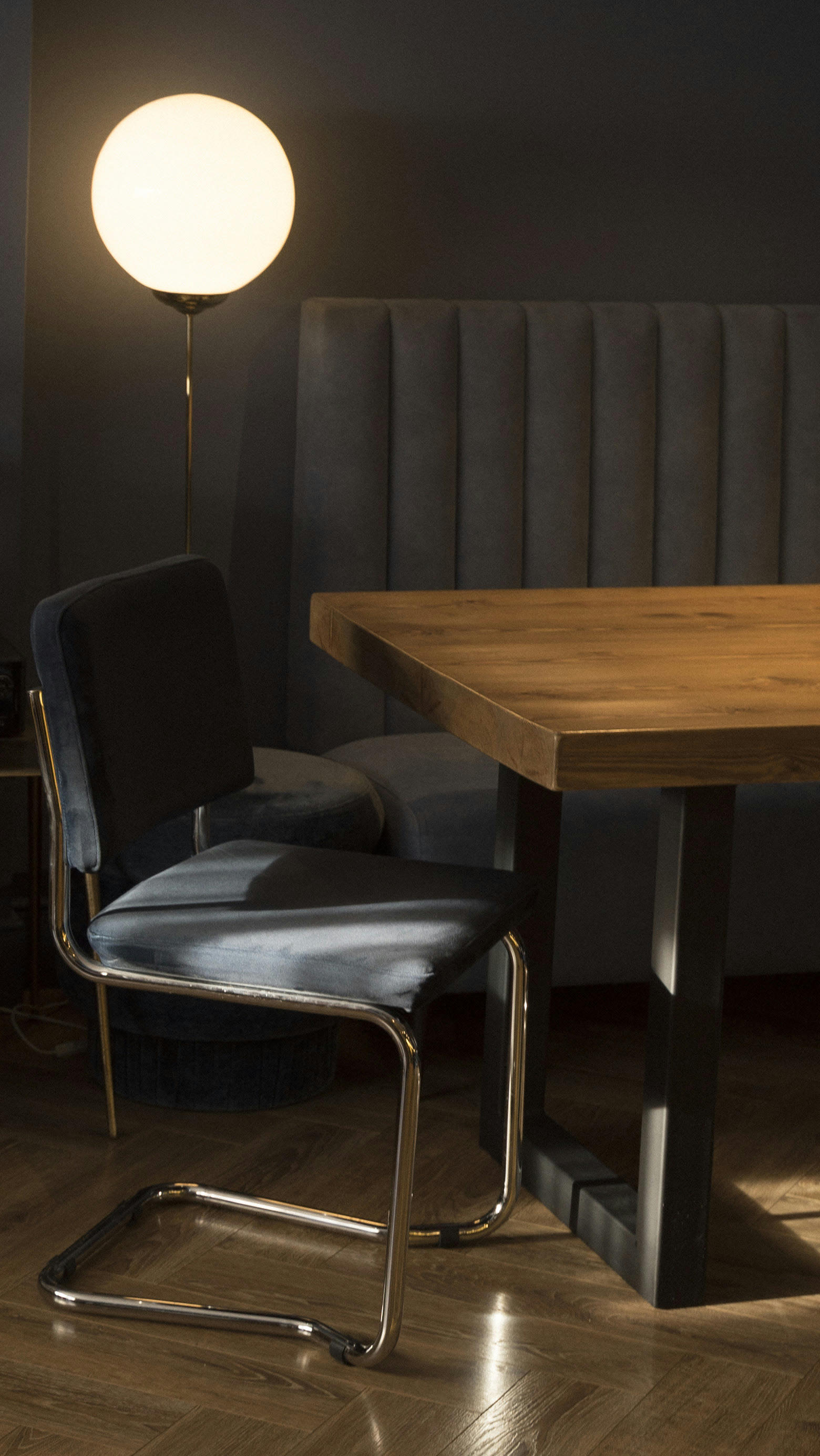 BERTHA - Chaise finition chromé,en acier,hêtre et tapissé en velours turquoise.