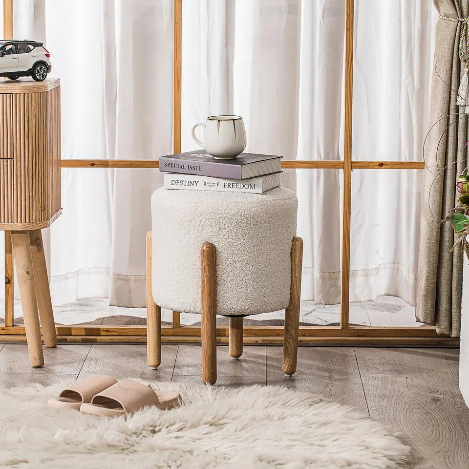 Poef met witte krullen en houten basis