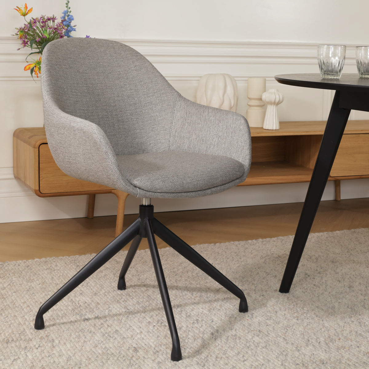 Nolon Nola-Mae Eetkamerstoel Warm Grijs - Draaibaar Zwart Onderstel