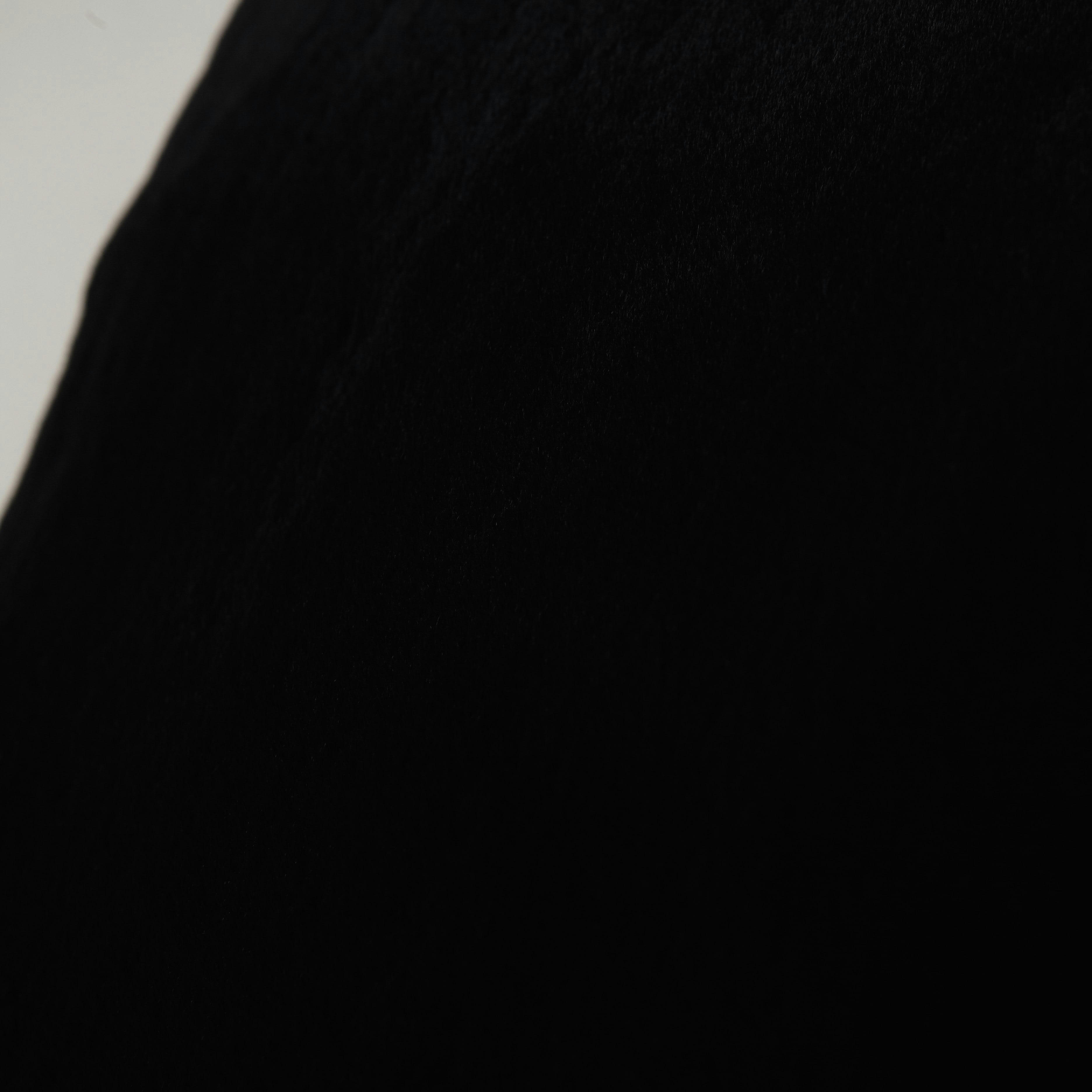 - Coussin  imitation fourrure noire 45x45