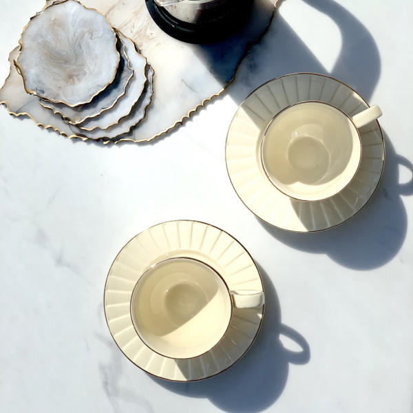 Zestaw 2 porcelanowych filiżanek do espresso Ecru Nina 120 ml ze spodkami