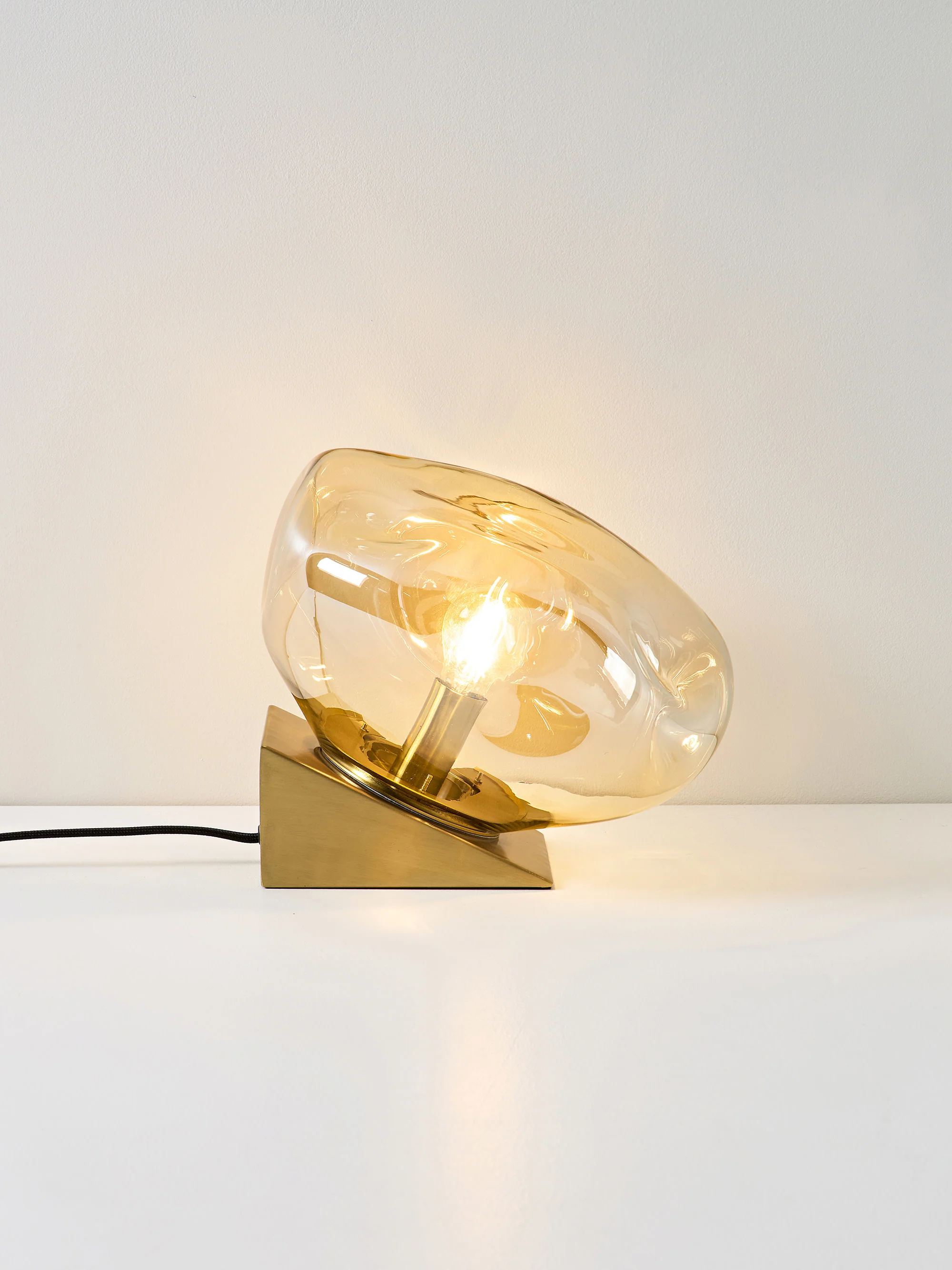 Kleine Tischlampe Amora aus Glas