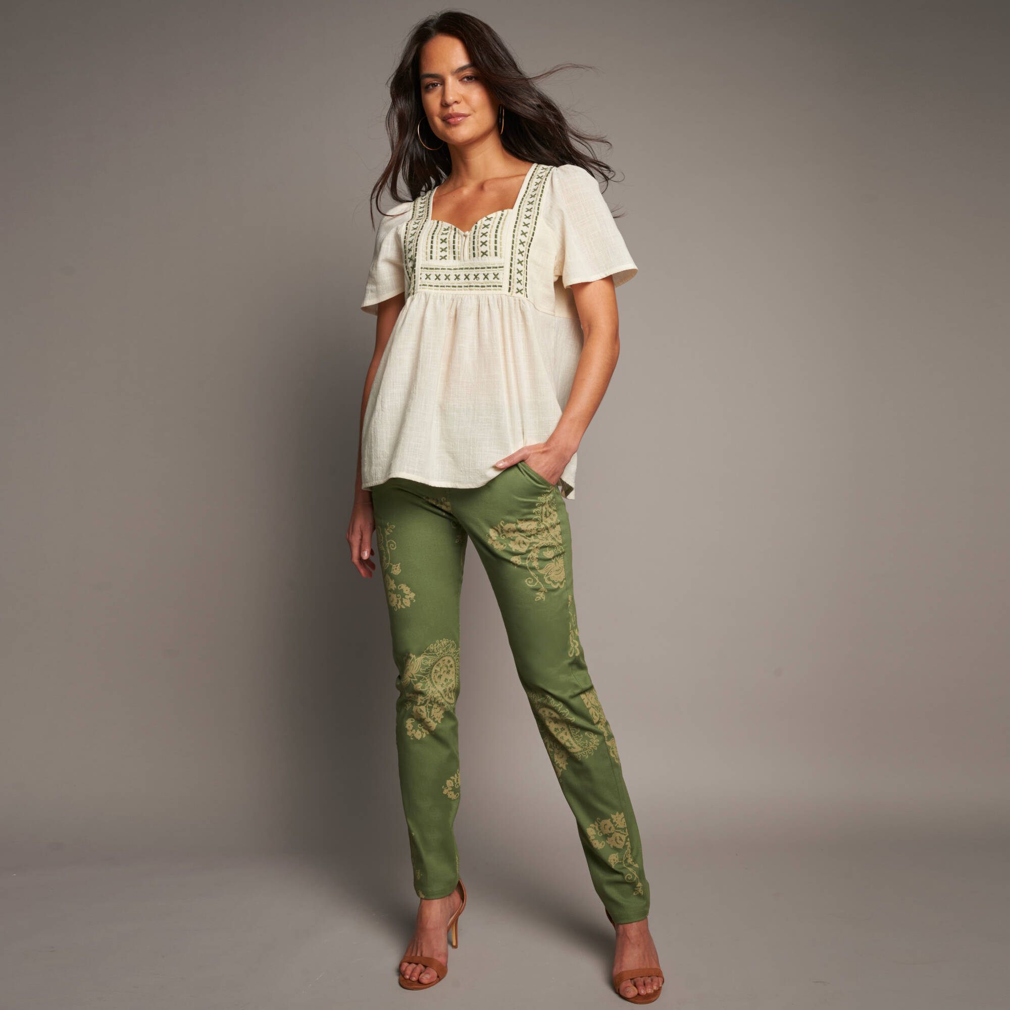 Blouse à plastron brodée, manches papillon