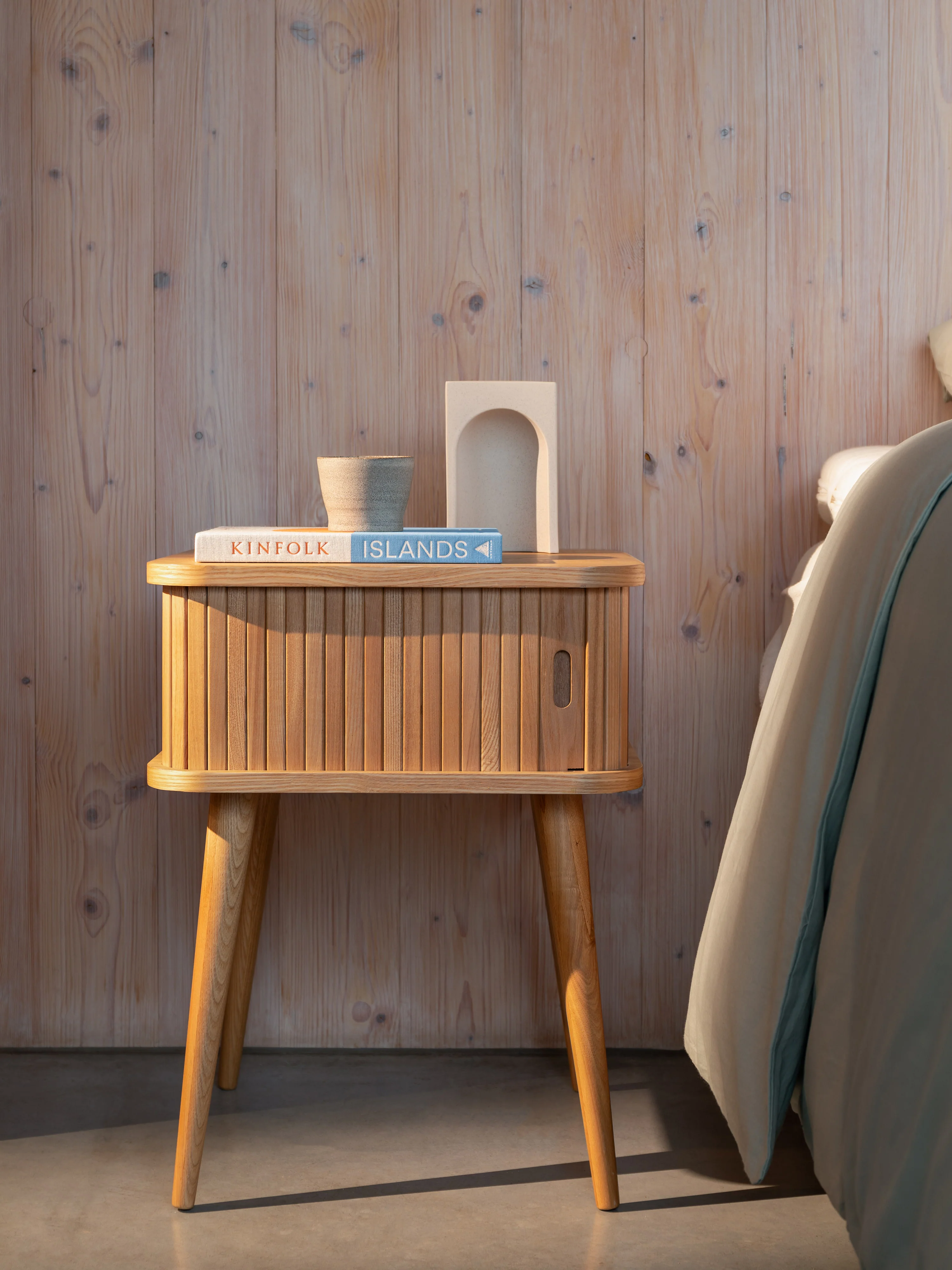 Holz-Nachttisch Barbier mit Rolltür und geriffelter Front