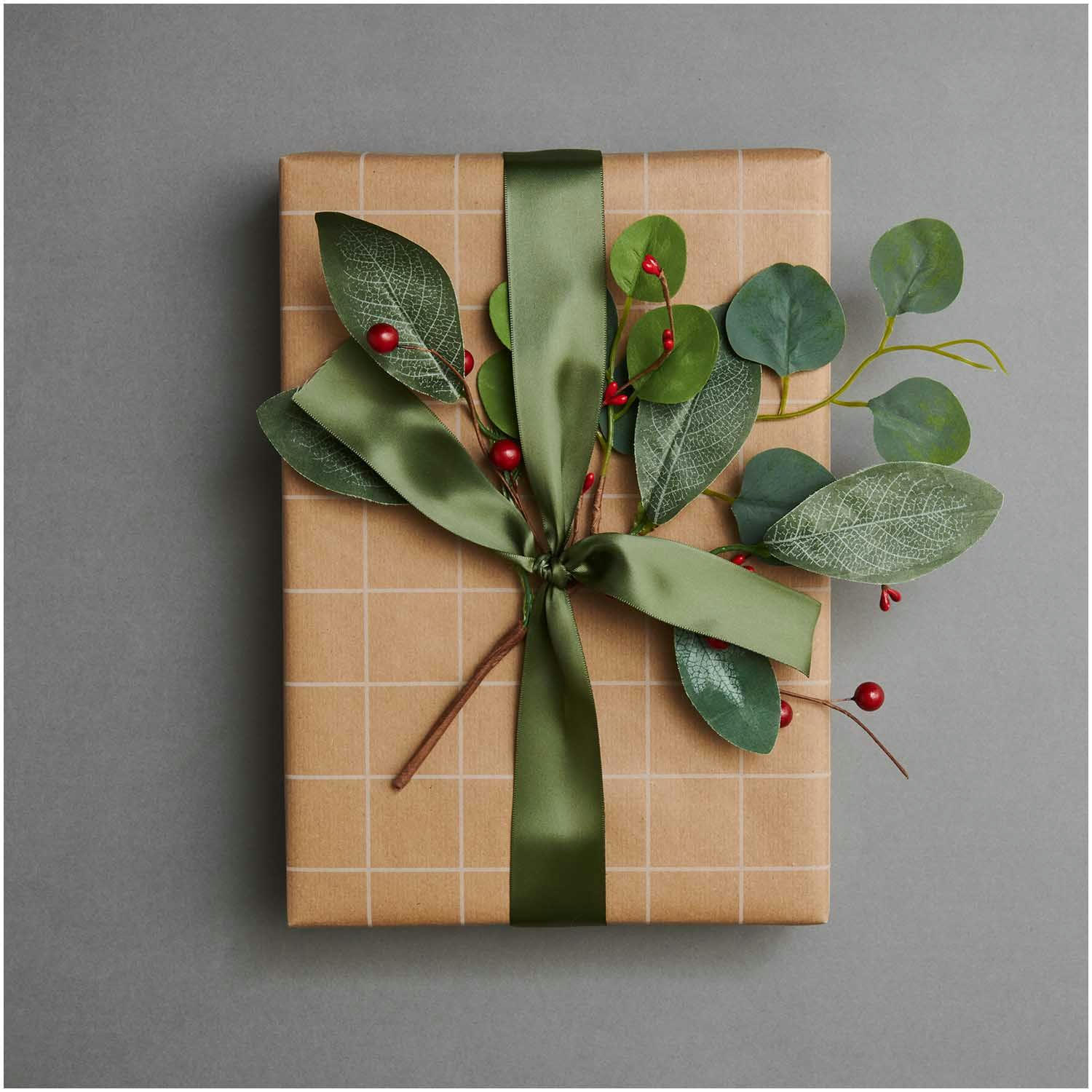 - Branche d'eucalyptus et baies rouges 30,5 cm