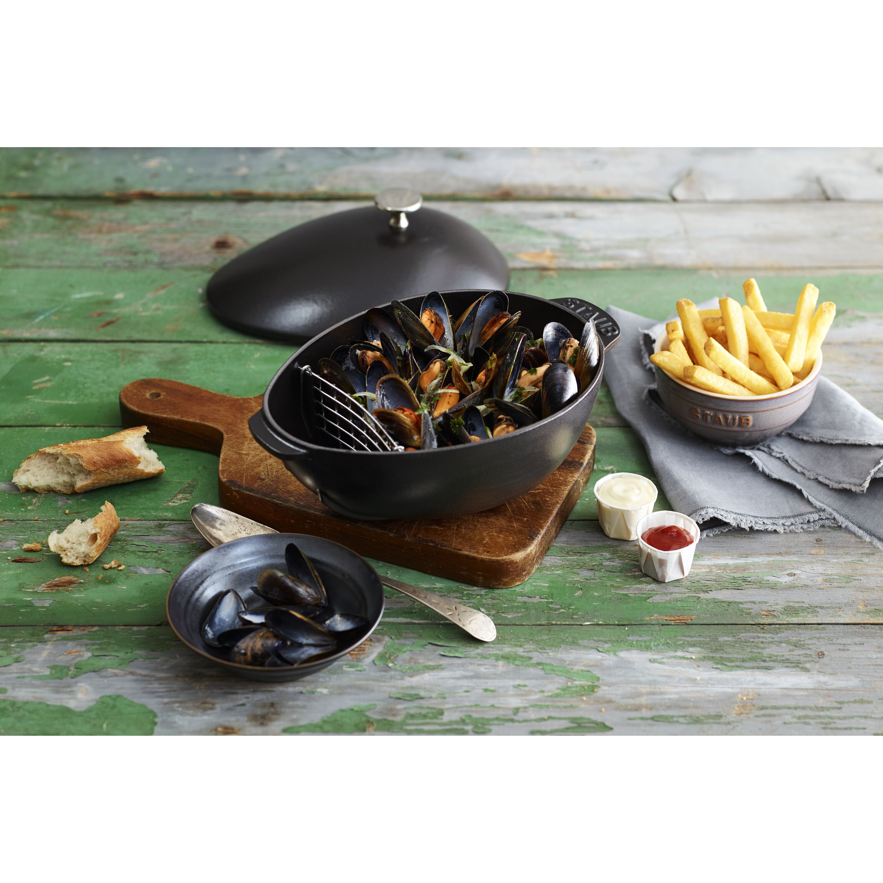 25 cm oval Cast iron Mussel pot black