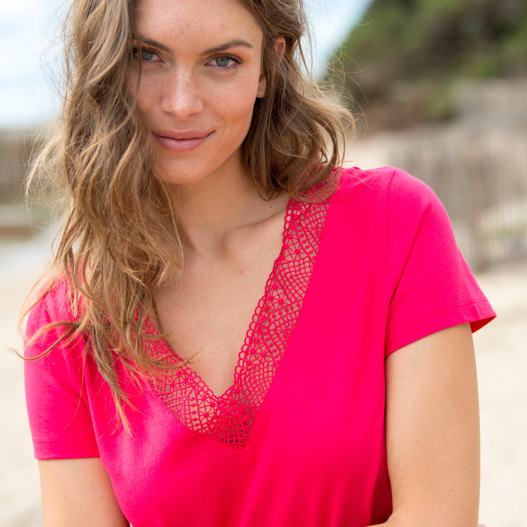 T-shirt col V dentelle