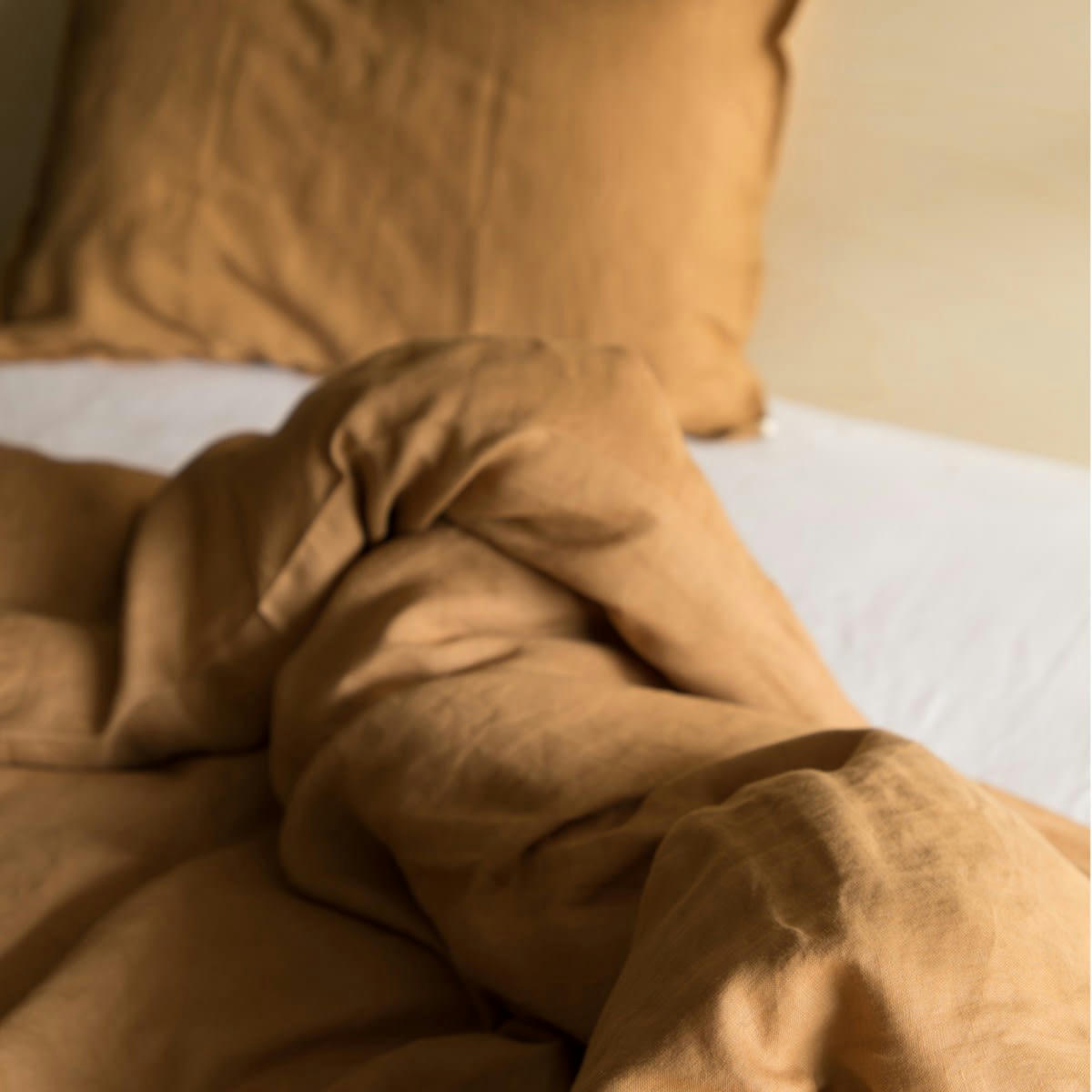 LES ESSENTIELS - Housse de couette fermeture boutons en lin lavé marron camel 240x220