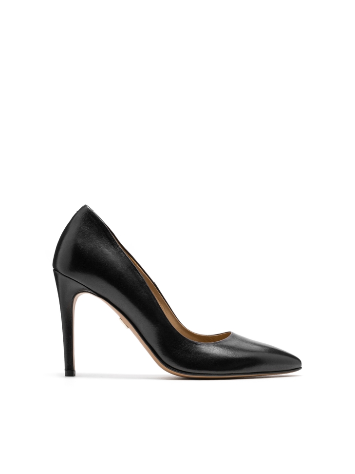 Ladies’ black pumps