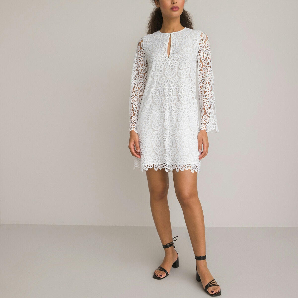 Robe courte brodée, manches longues