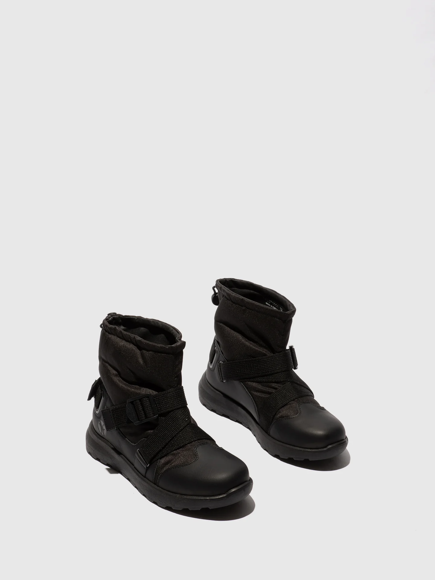 Botins com Fivela em Preto