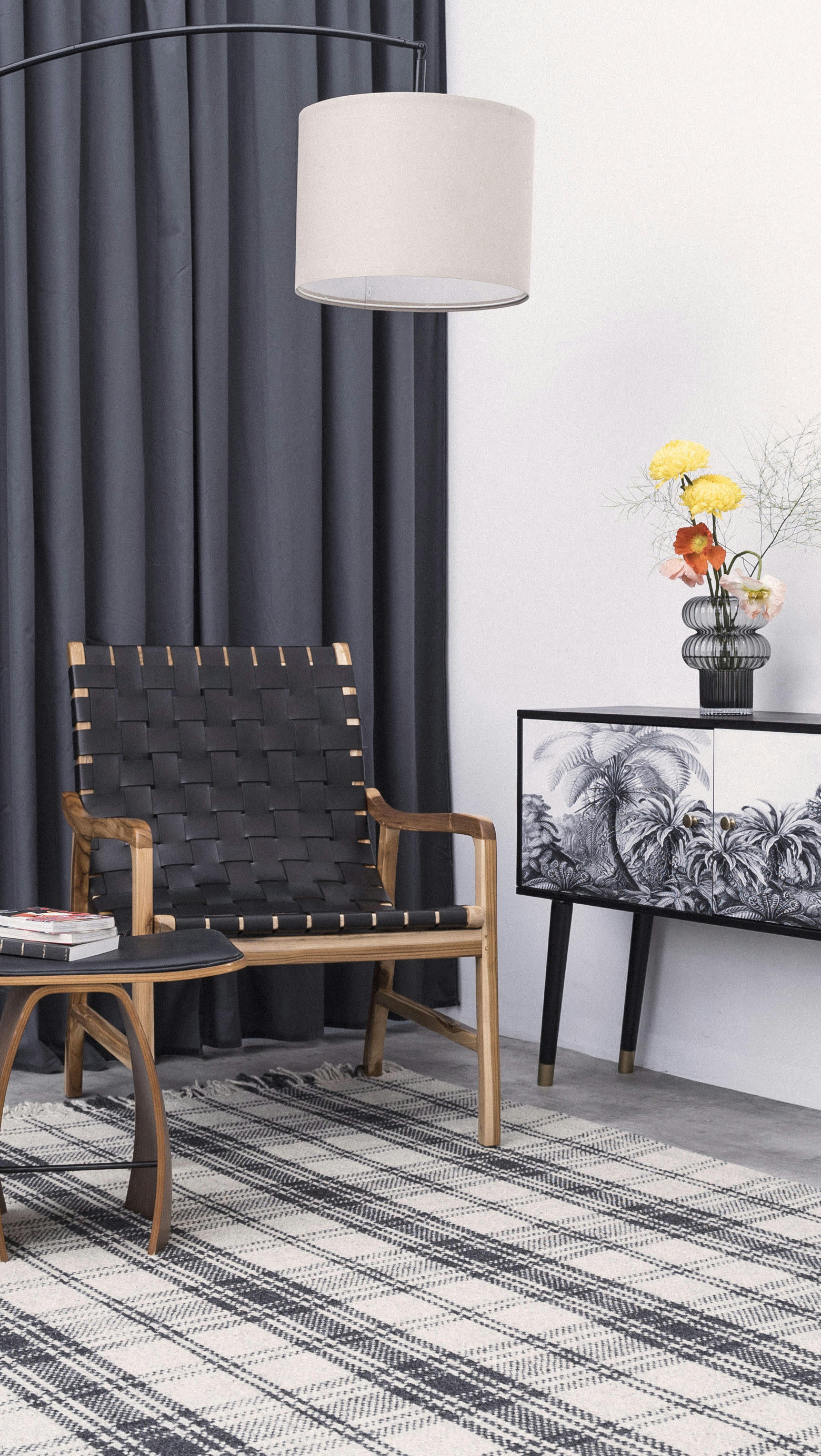 AKALA - Fauteuil avec finition cirée de bois massif en teck noir.