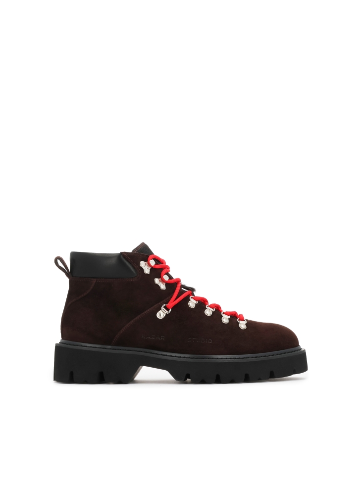 Men's boots with contrast lacing and solid sole