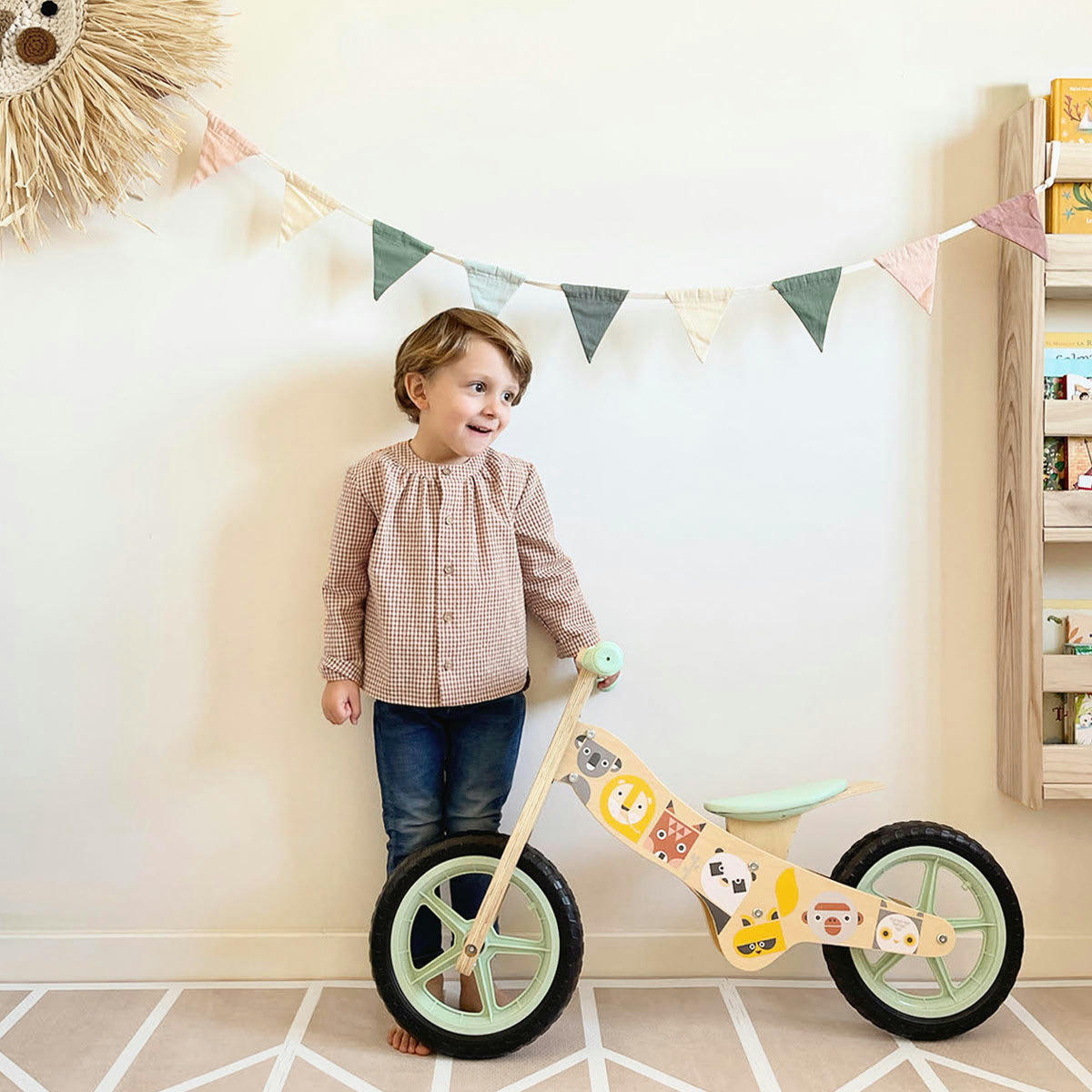 - Vélo sans pédales pour enfants en bois naturel vert