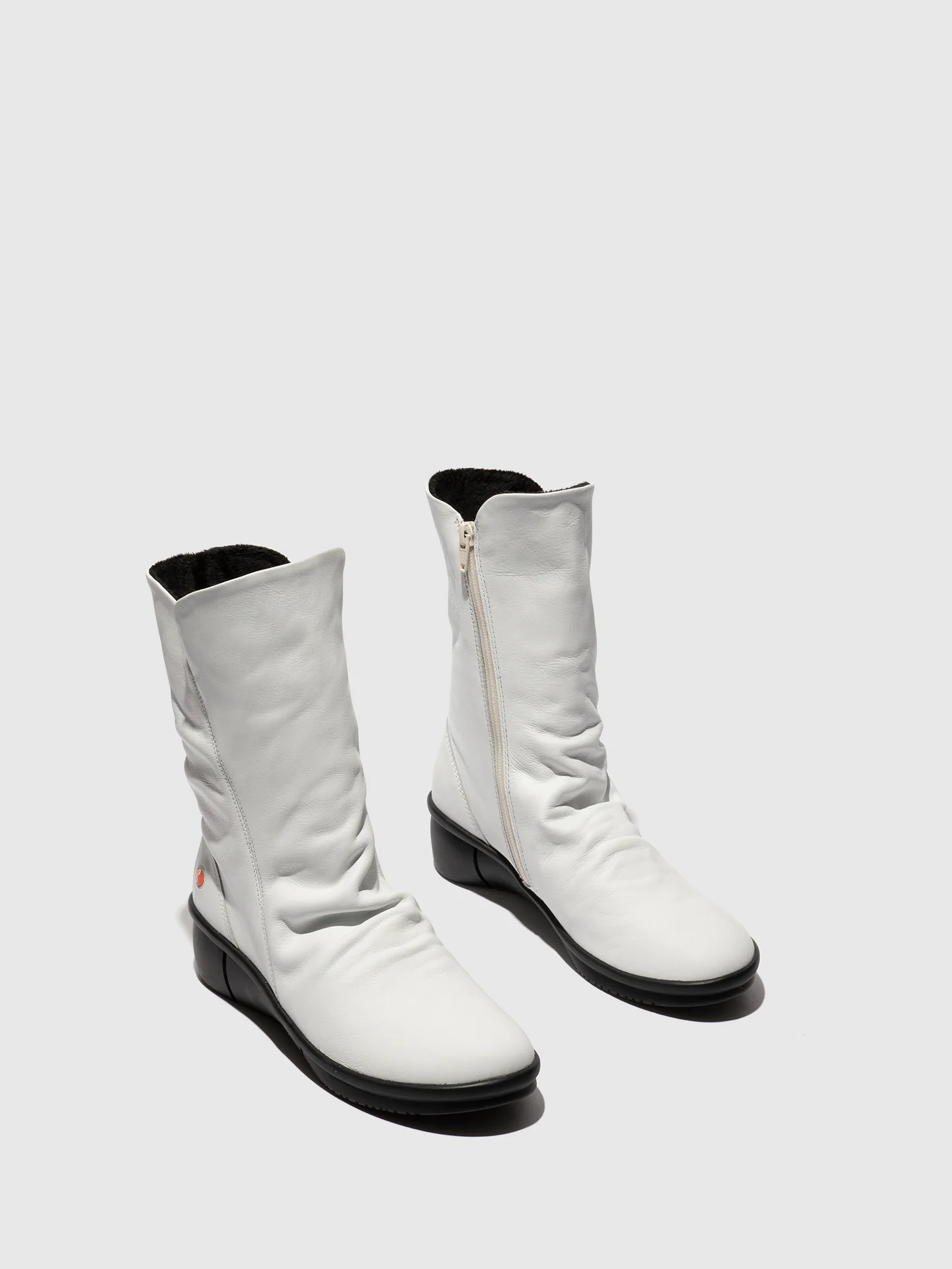 Botas com Fecho em Branco
