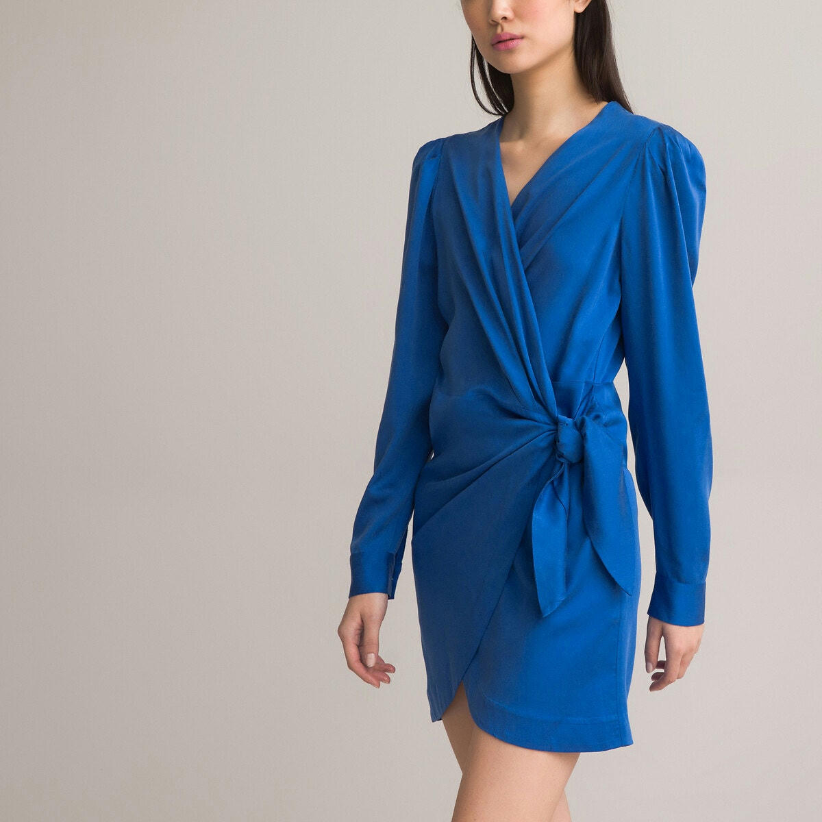 Robe courte, cache-cœur, manches longues
