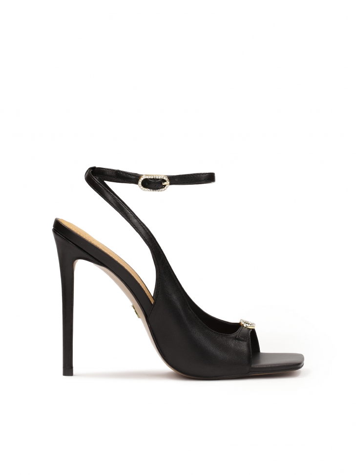 Elegant sandals with square toes